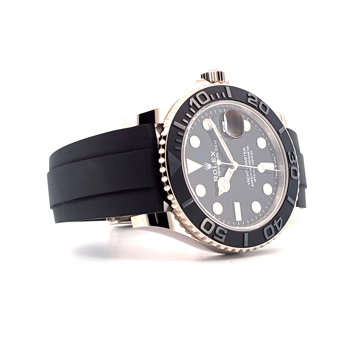 Rolex Yacht-Master 42mm Weißgold 2021 mit schwarzem Kautschukarmband auf weißem Hintergrund