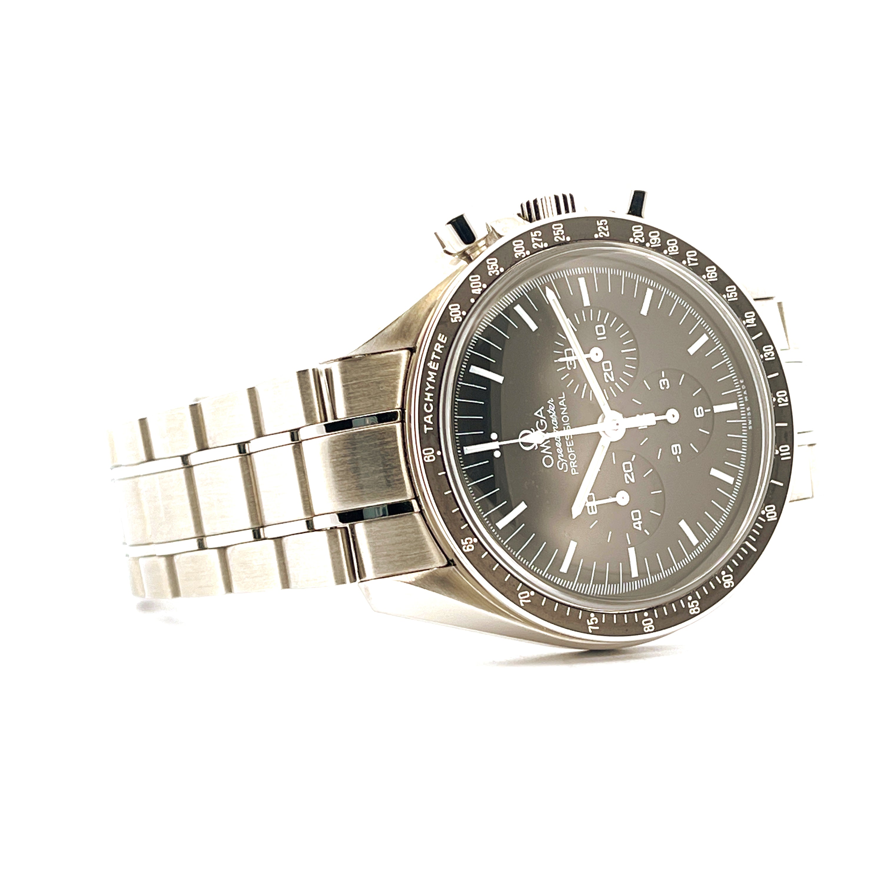 Omega Speedmaster Professional Moonwatch im Profil auf weißem Hintergrund mit Edelstahlarmband
