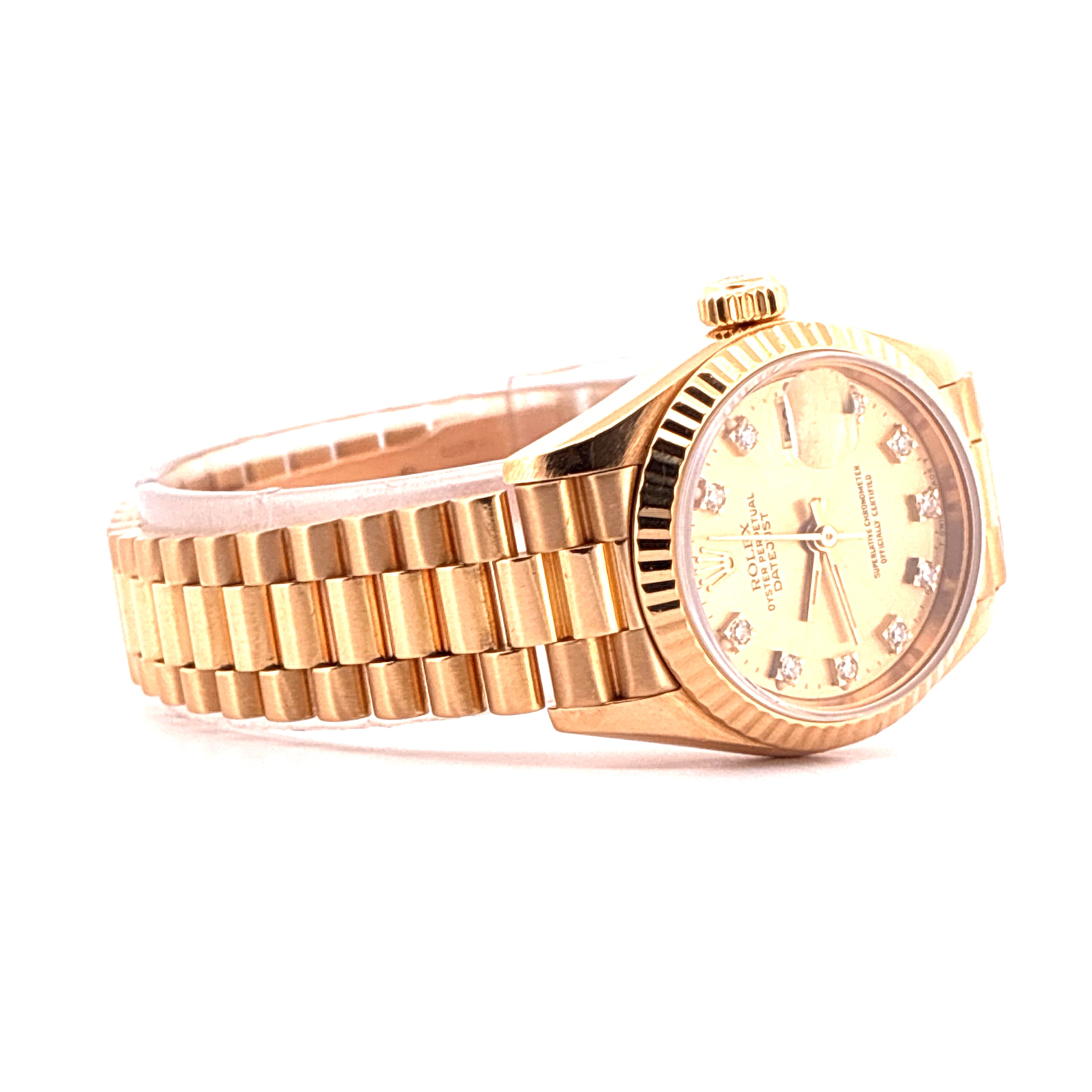 Rolex Lady-Datejust aus Gold mit 10 Diamant-Indizes und Datumsanzeige, auf weissem Hintergrund