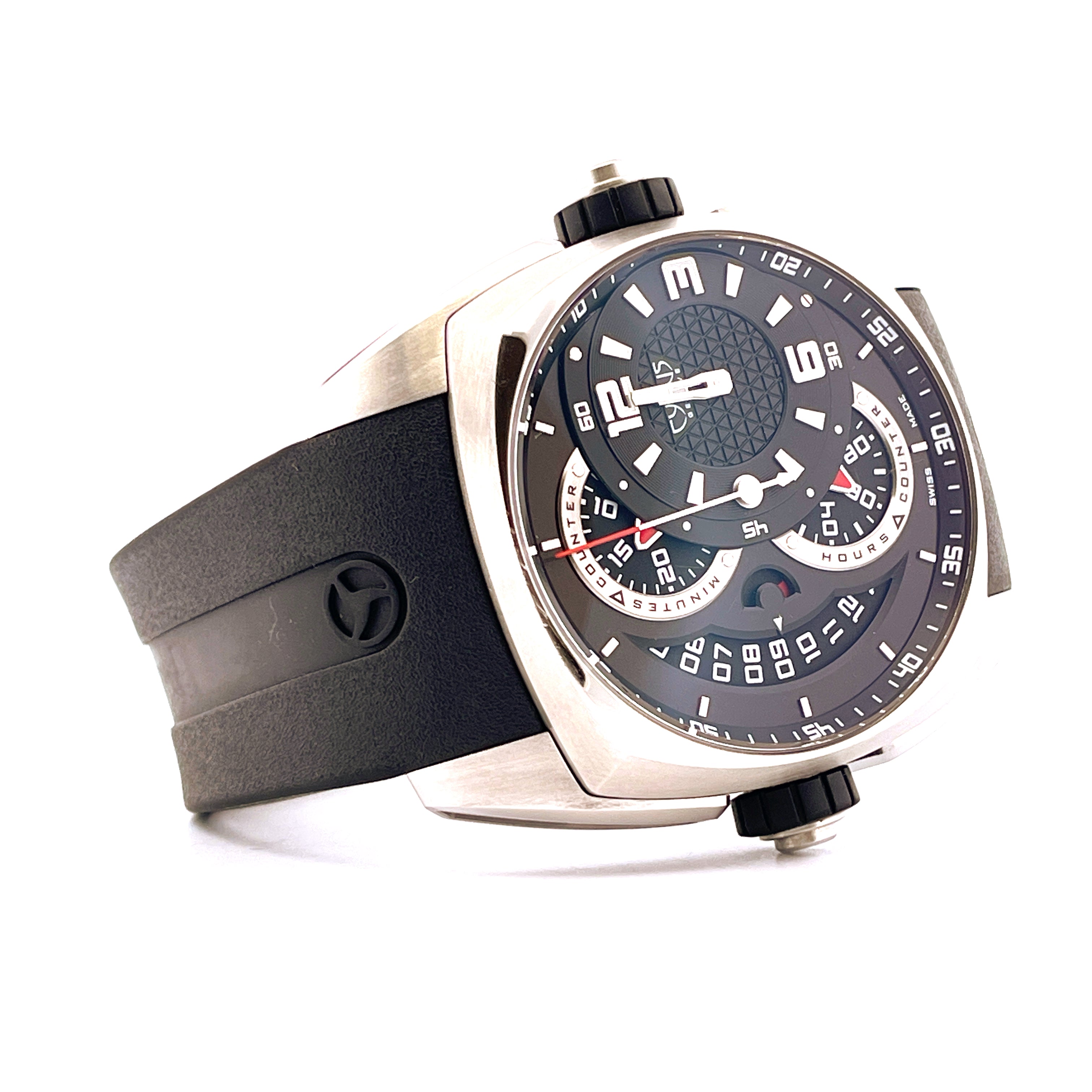 Cyrus Klepcys Chronograph Titan Limited Edition aus Titan im Seitenprofil mit schwarzem Kautschukarmband auf weißem Hinter…