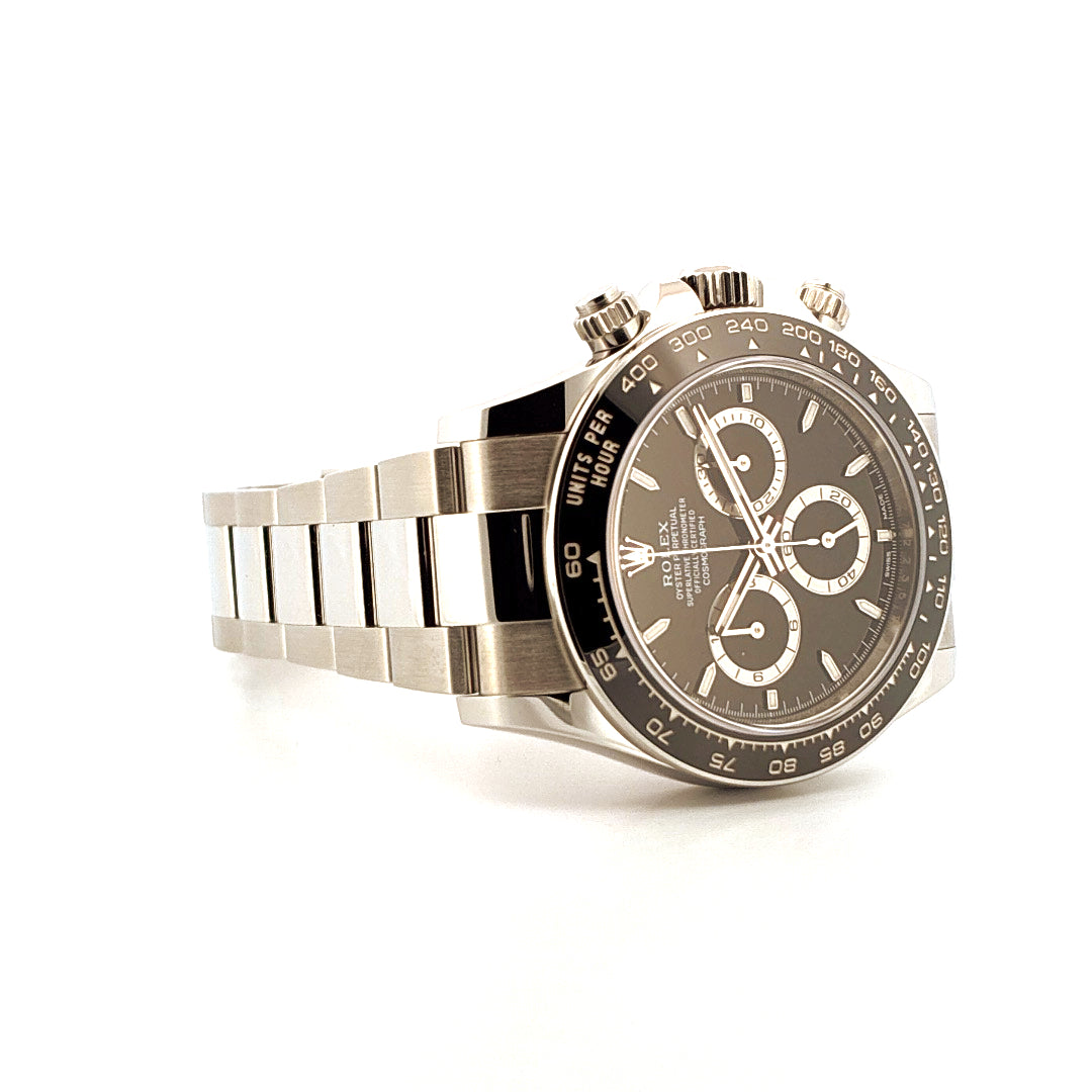 Eine Rolex Daytona 126500LN aus Edelstahl mit schwarzem Zifferblatt aus der Perspektive von vorne links auf weissem Hintergrund