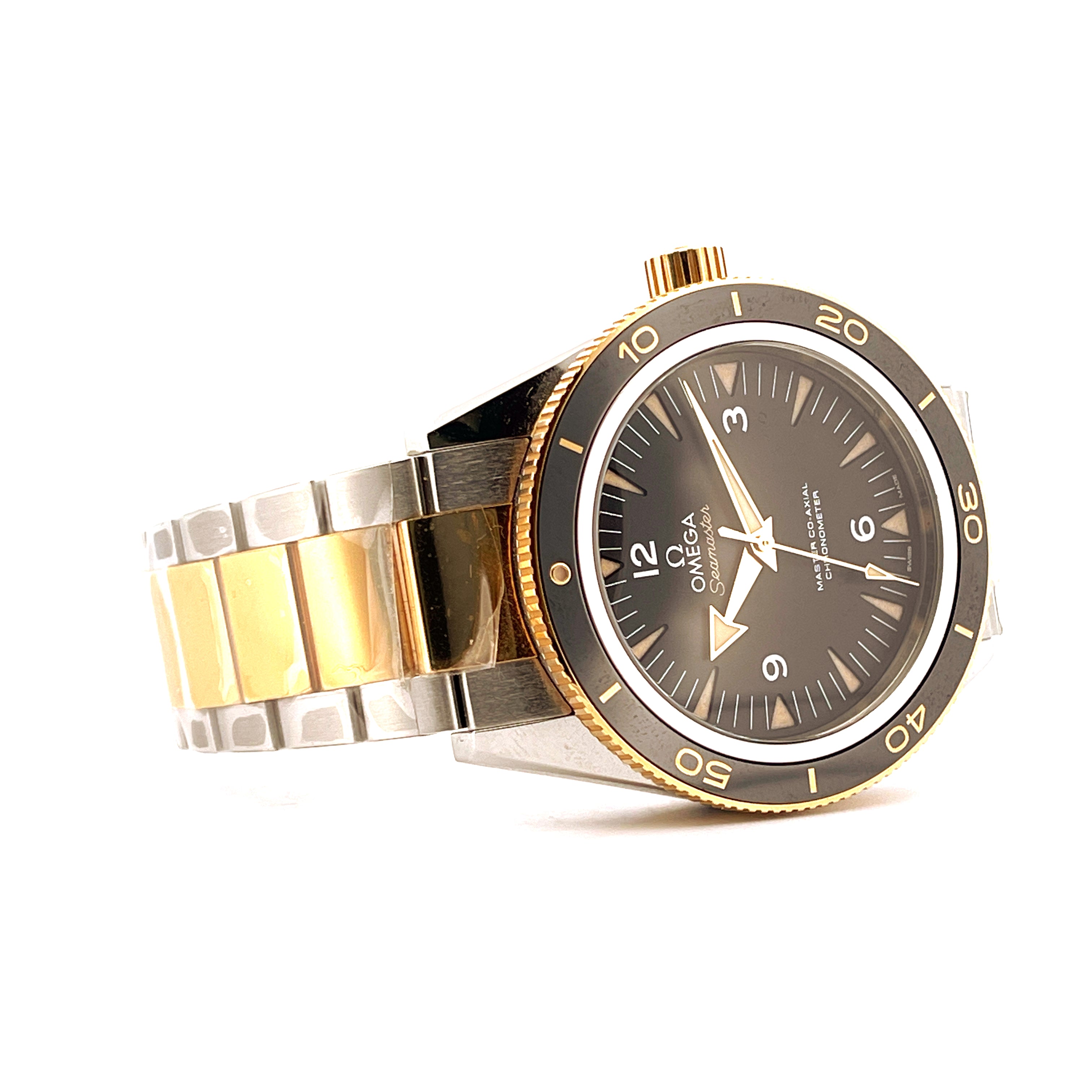 Omega Seamaster 300 Co-axial Bicolor, Gehäuse aus Gold und Stahl, auf weißem Hintergrund