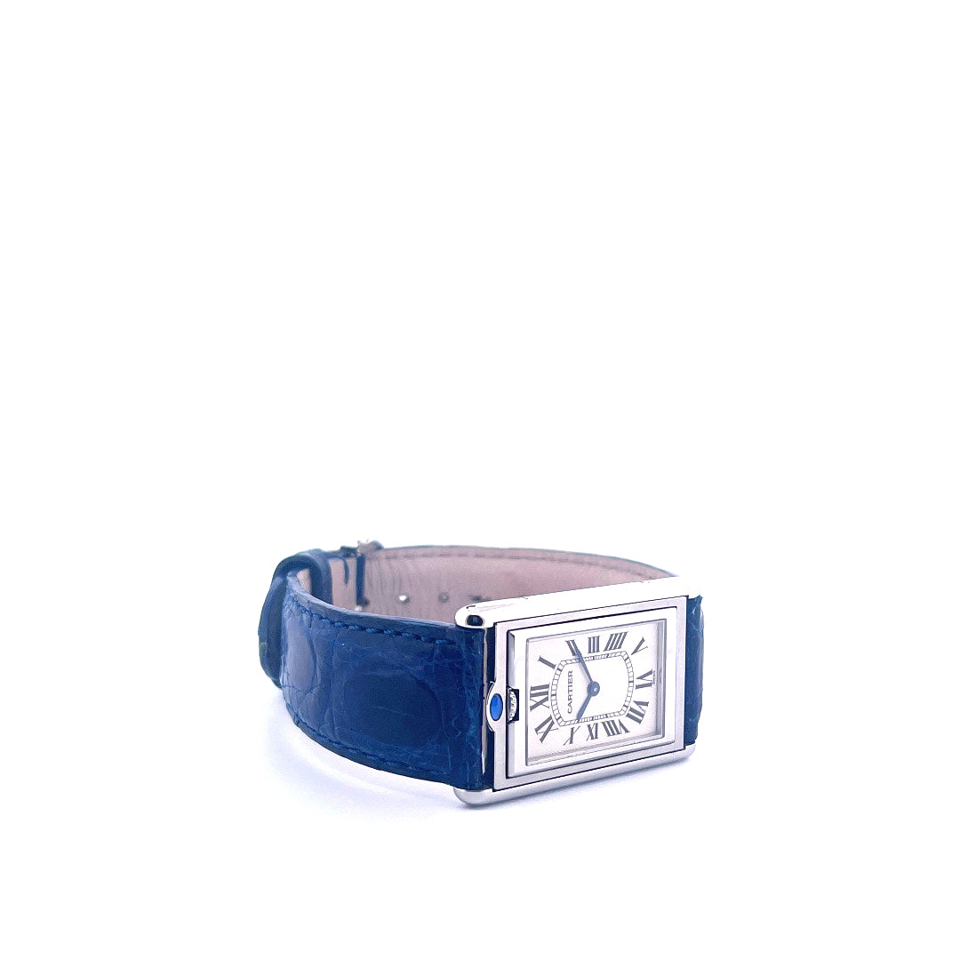 Seitenansicht eines Cartier Tank Basculante mit blauem Krokodillederarmband auf weißem Hintergrund