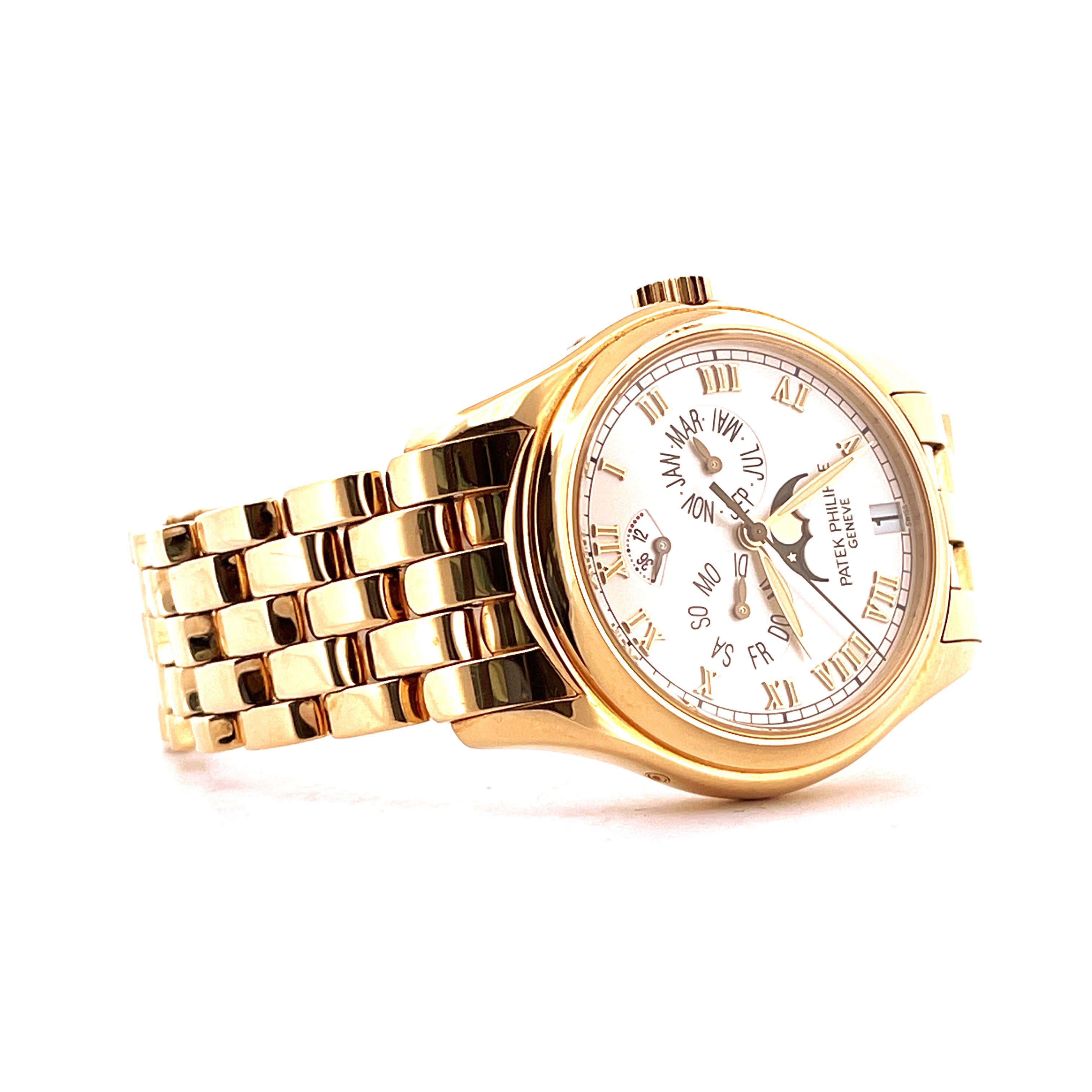 Patek Philippe Annual Calendar 5036/1J Gelbgold-Uhr mit Armband auf weißem Hintergrund