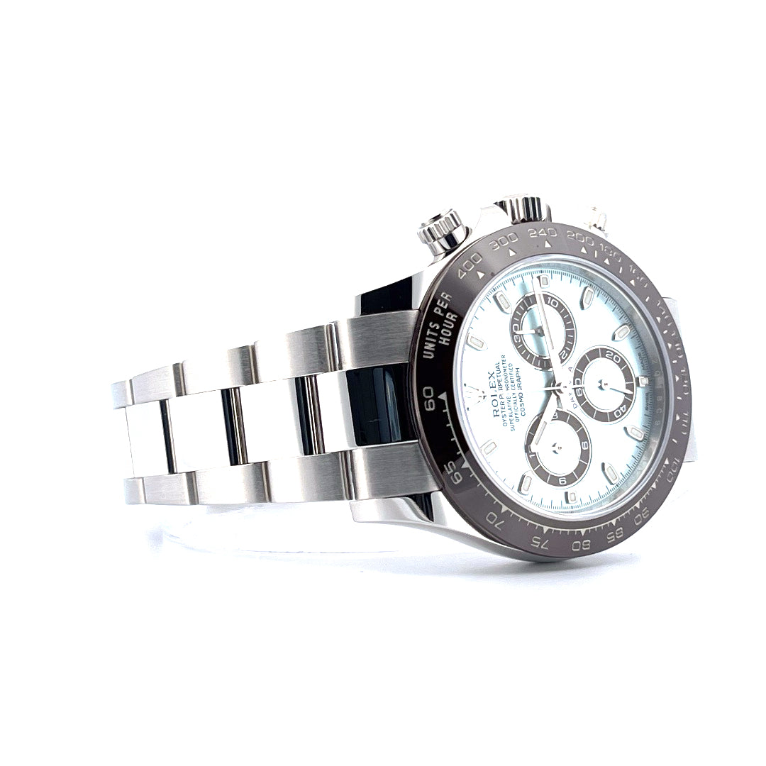 Rolex Daytona Platin Eisblau Zifferblatt mit Stahlband im Profil auf weißem Hintergrund