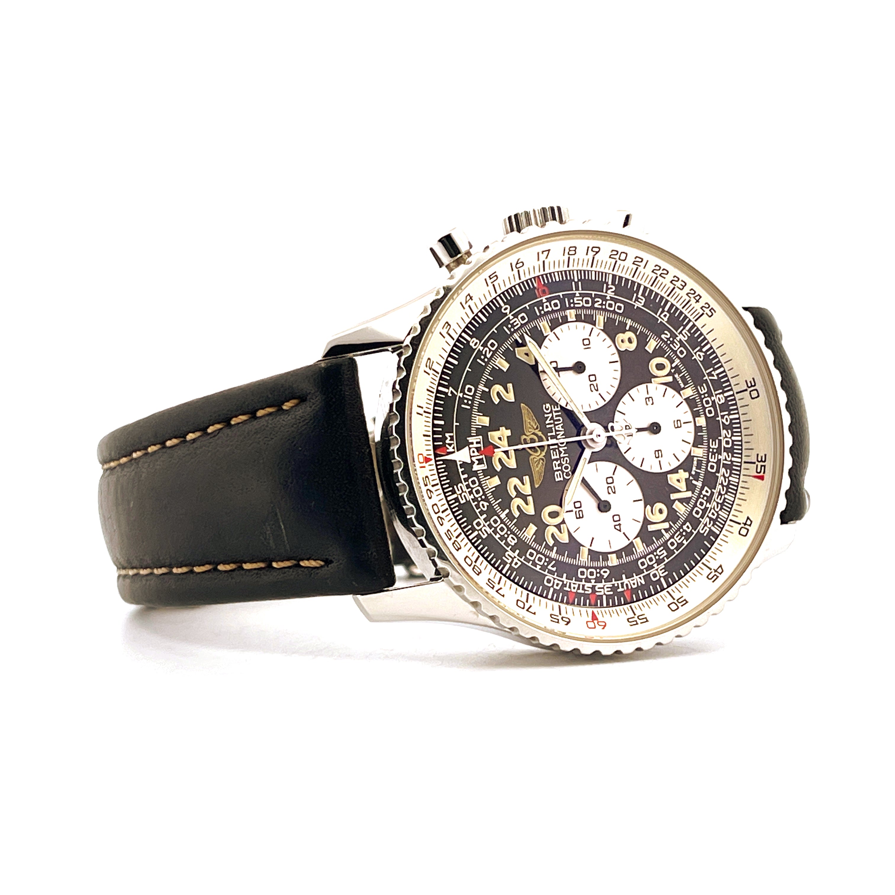 Breitling Navitimer Cosmonaute A12023 von der Seite mit schwarzem Lederarmband und dunkelgrauem Zifferblatt