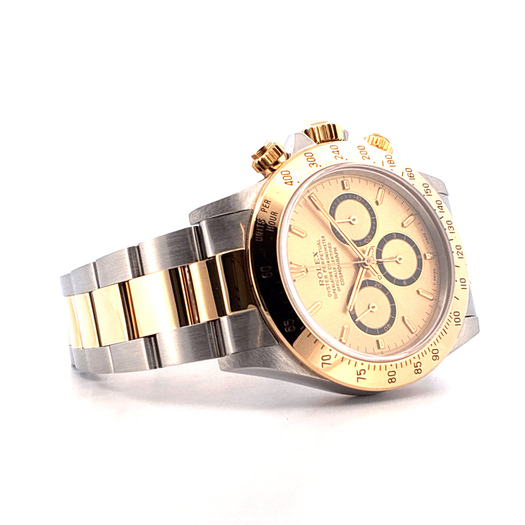 Rolex Daytona Bicolor mit goldfarbenem Zifferblatt und Oyster-Armband auf weißem Hintergrund