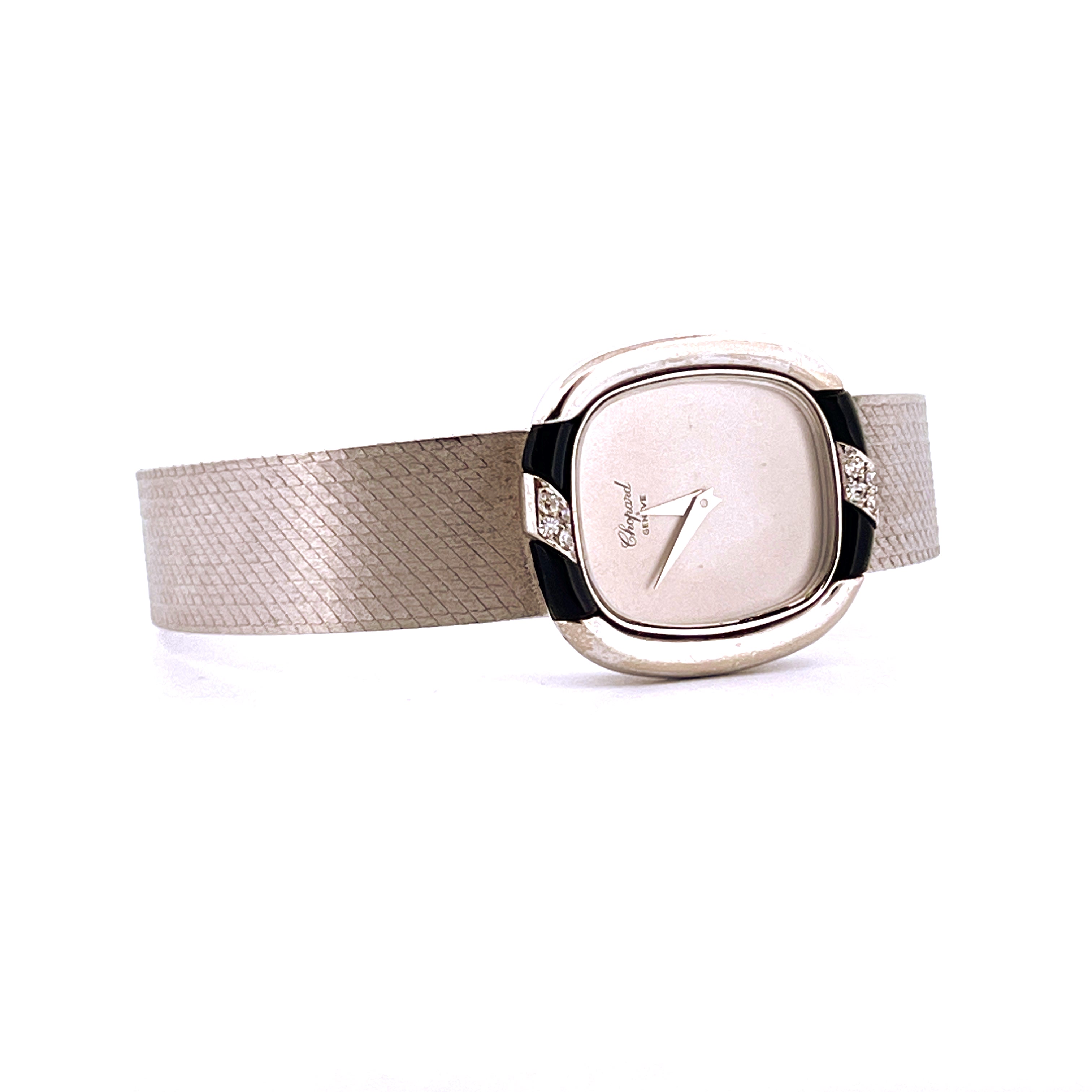 Chopard Classic Damenuhr aus Weißgold mit Diamantenbesatz und schwarzem Element an einem feingliedrigen Armband