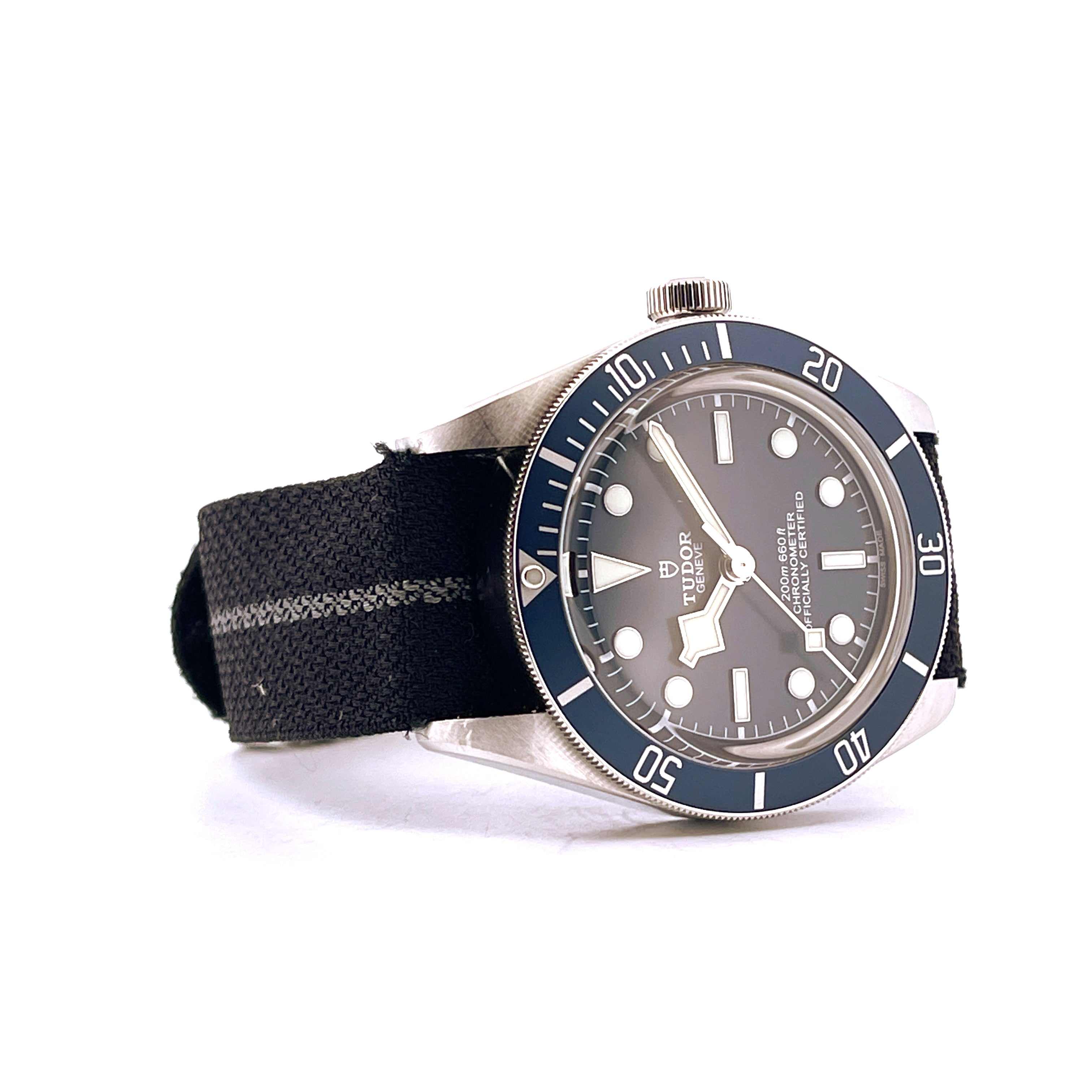 Tudor Black Bay Fifty-Eight Navy Blue 2022 Stahl mit blauem Textilarmband Seitenansicht auf weißem Hintergrund