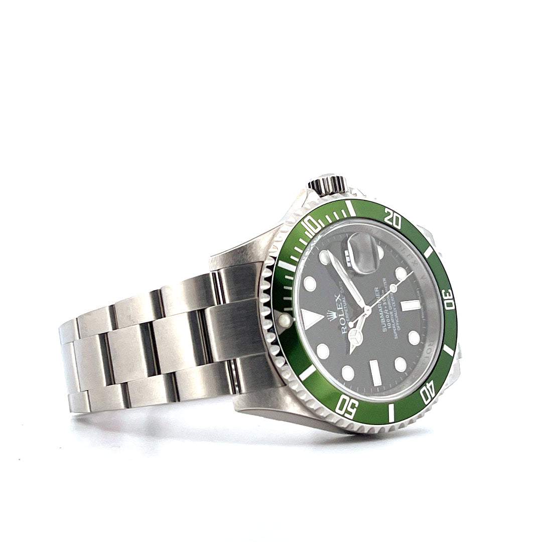 Rolex Kermit Submariner Date mit gruener Keramik-Luenette und Stahlarmband auf weissem Hintergrund