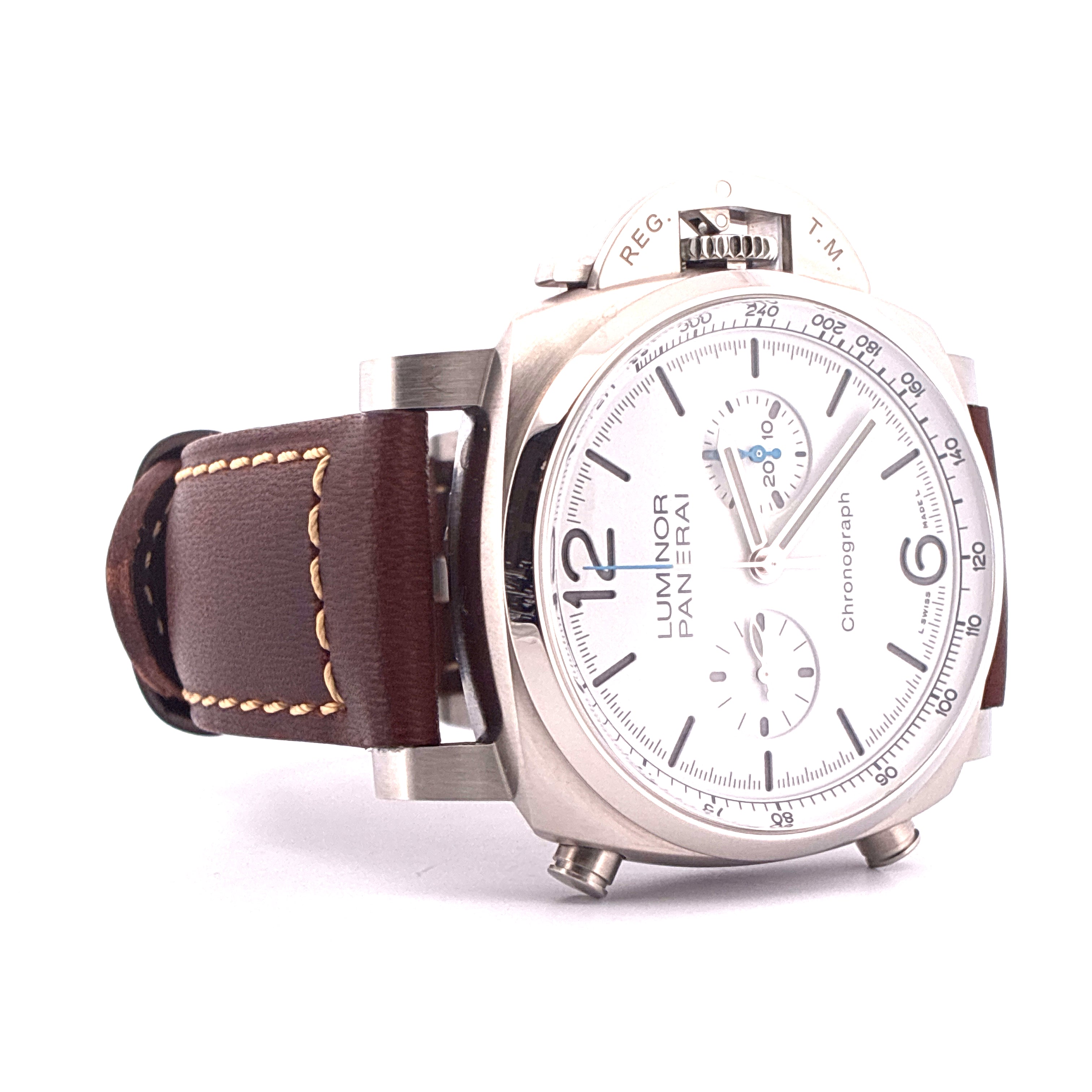 Panerai Luminor Chrono 44mm Stahl mit braunem Lederarmband und weissem Zifferblatt Seitenansicht
