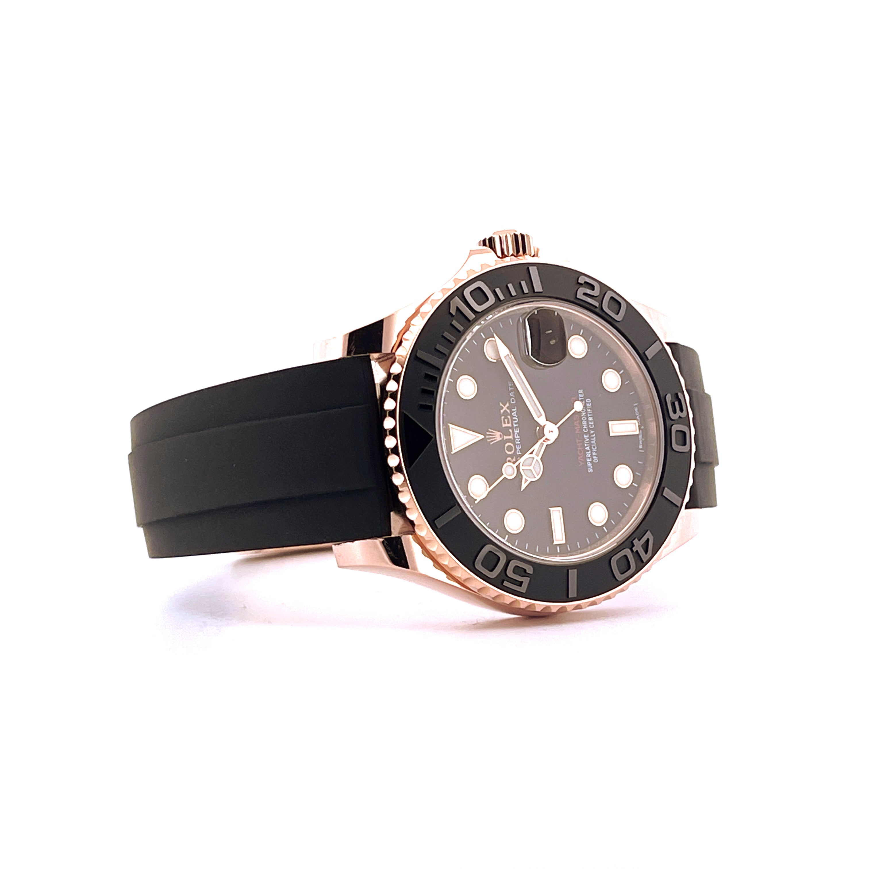 Eine Rolex Yacht-Master 37 Everose Oysterflex Uhr in Roségold mit schwarzer Keramikuhr und schwarzem Kautschukband auf wei…