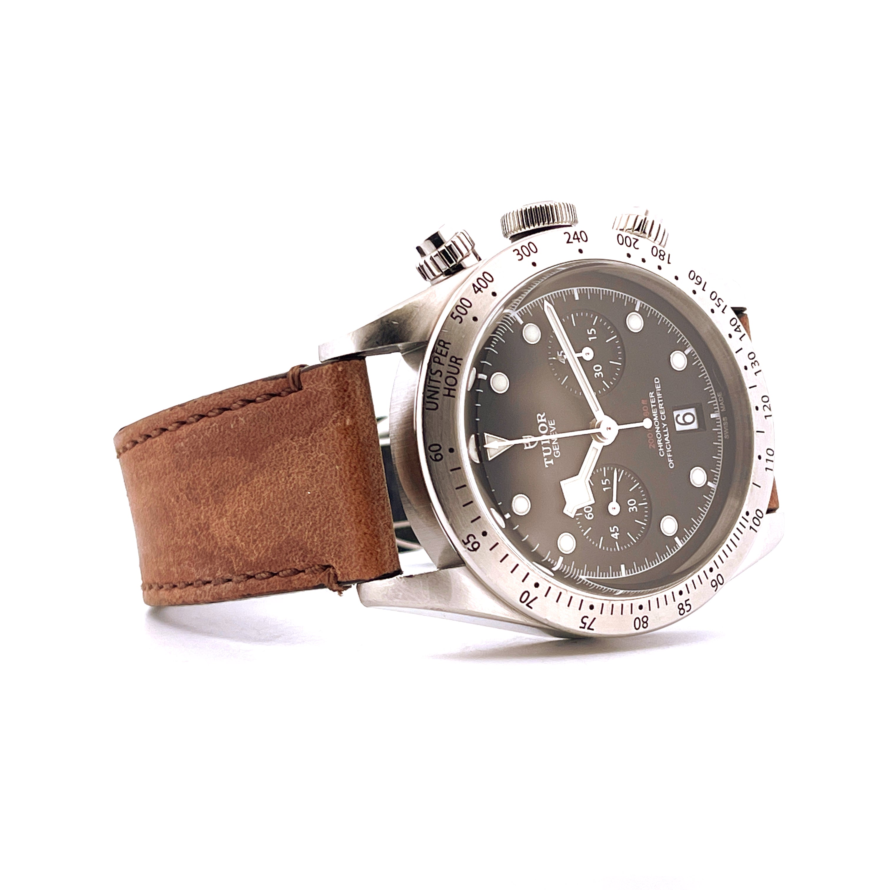 Tudor Black Bay Chrono aus Stahl mit braunem Lederarmband im Detail aus seitlicher Perspektive