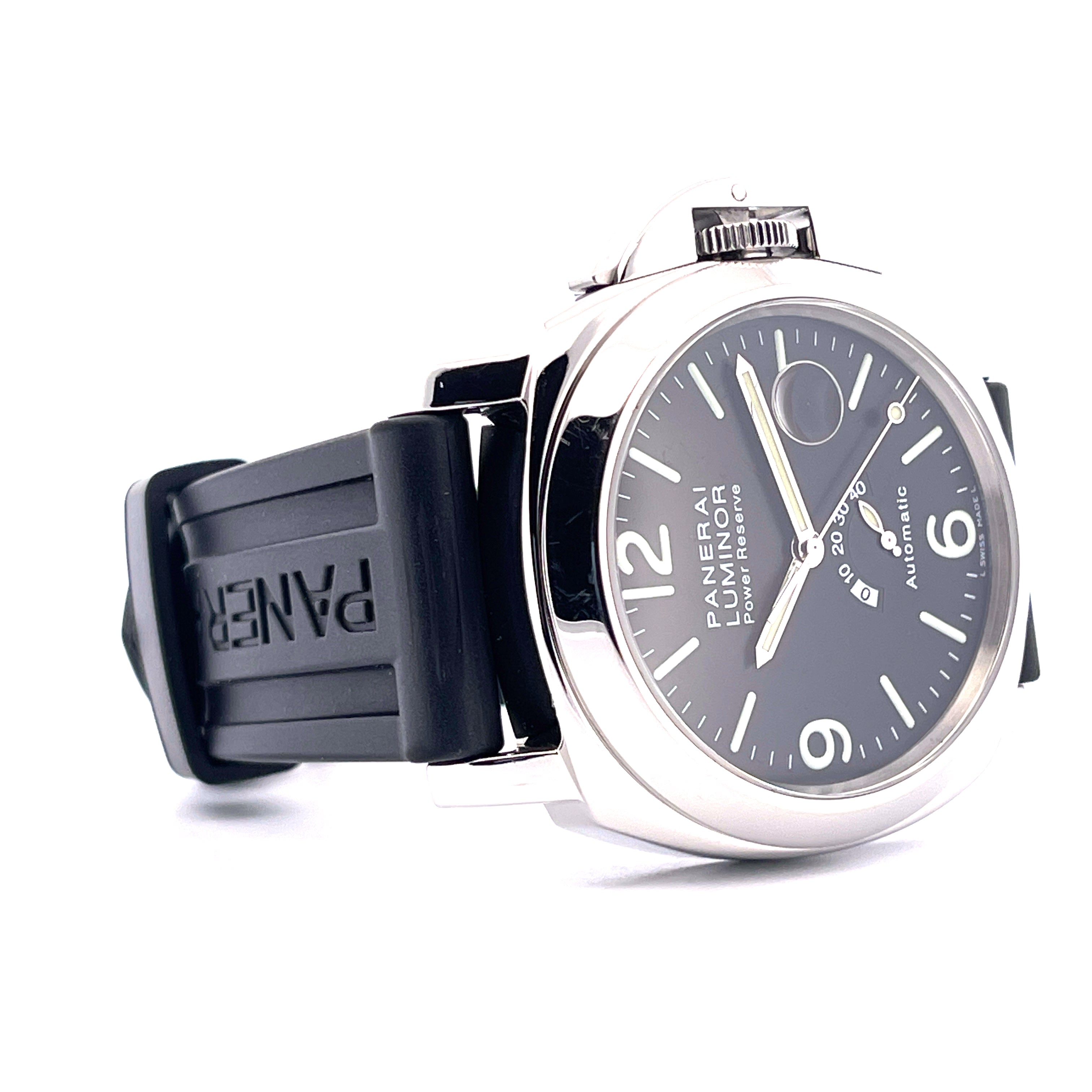 Panerai Luminor Power Reserve 44mm mit schwarzem Zifferblatt und Kautschukband vor neutralem Hintergrund