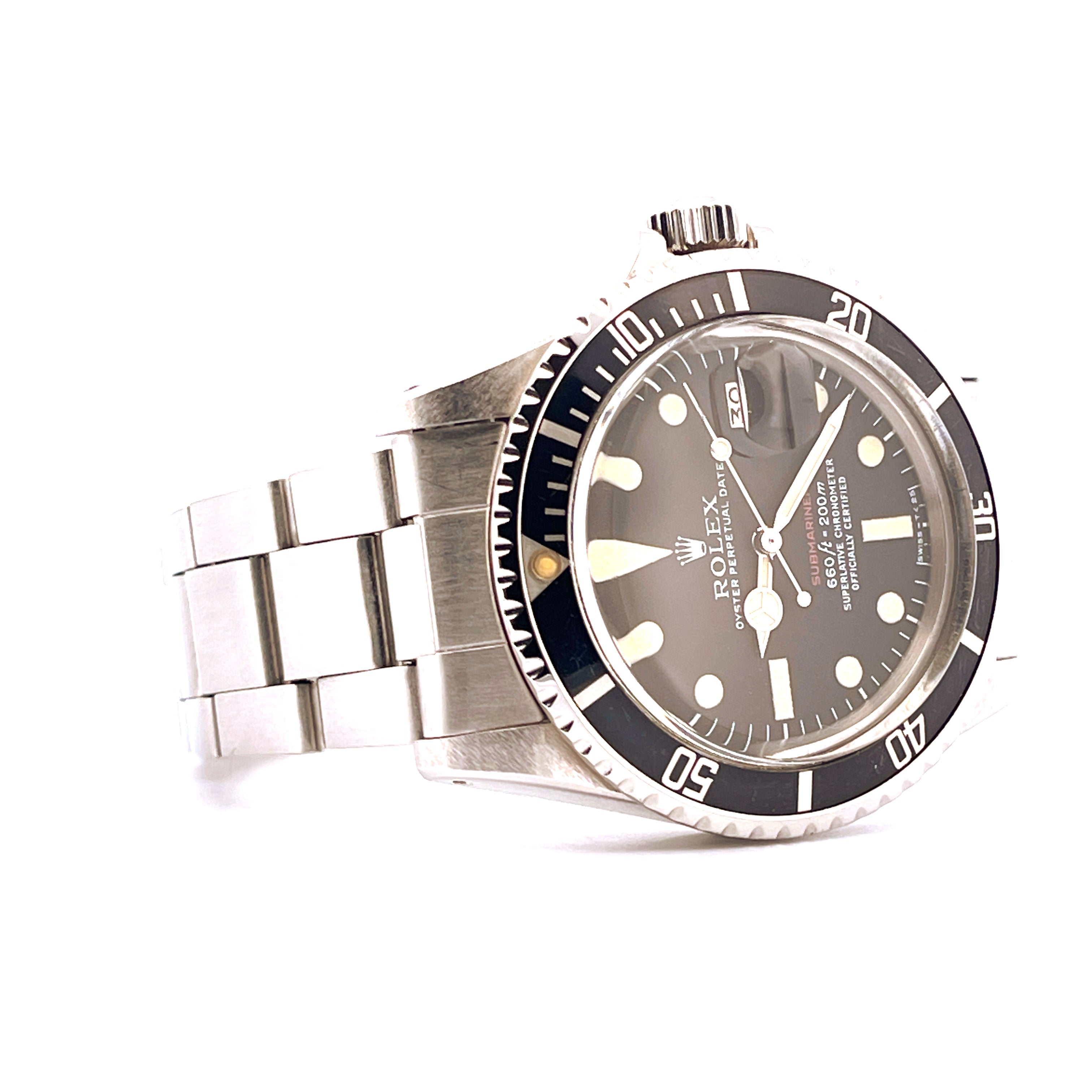 Rolex Submariner Date MK5 Ref. 1680 aus Stahl, Baujahr 1972, auf weißem Hintergrund, im Profil und leicht von oben aufgeno…