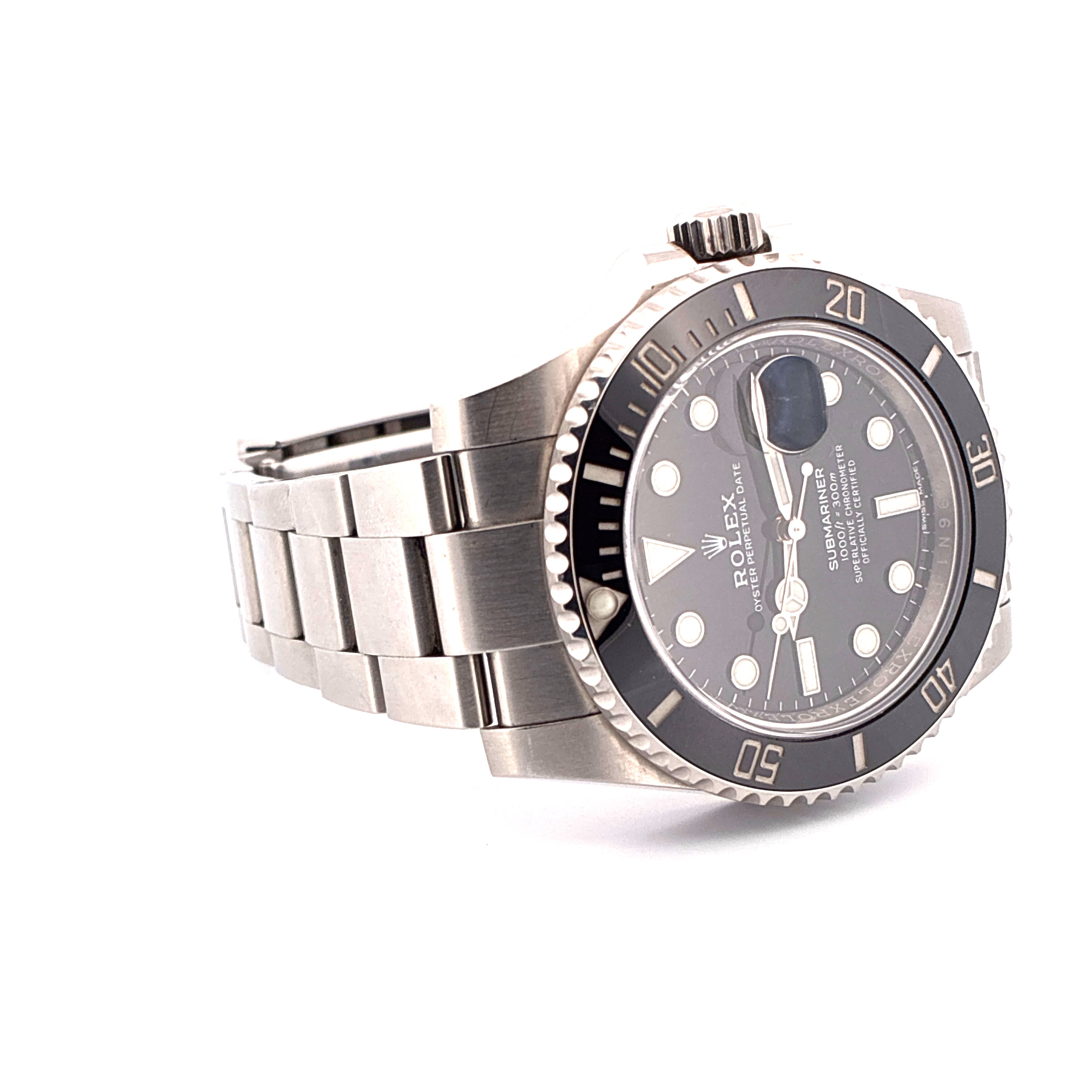 Rolex Submariner Date 40mm Stahl Automatik Uhr mit schwarzem Zifferblatt und Keramik-Lünette vor weissem Hintergrund