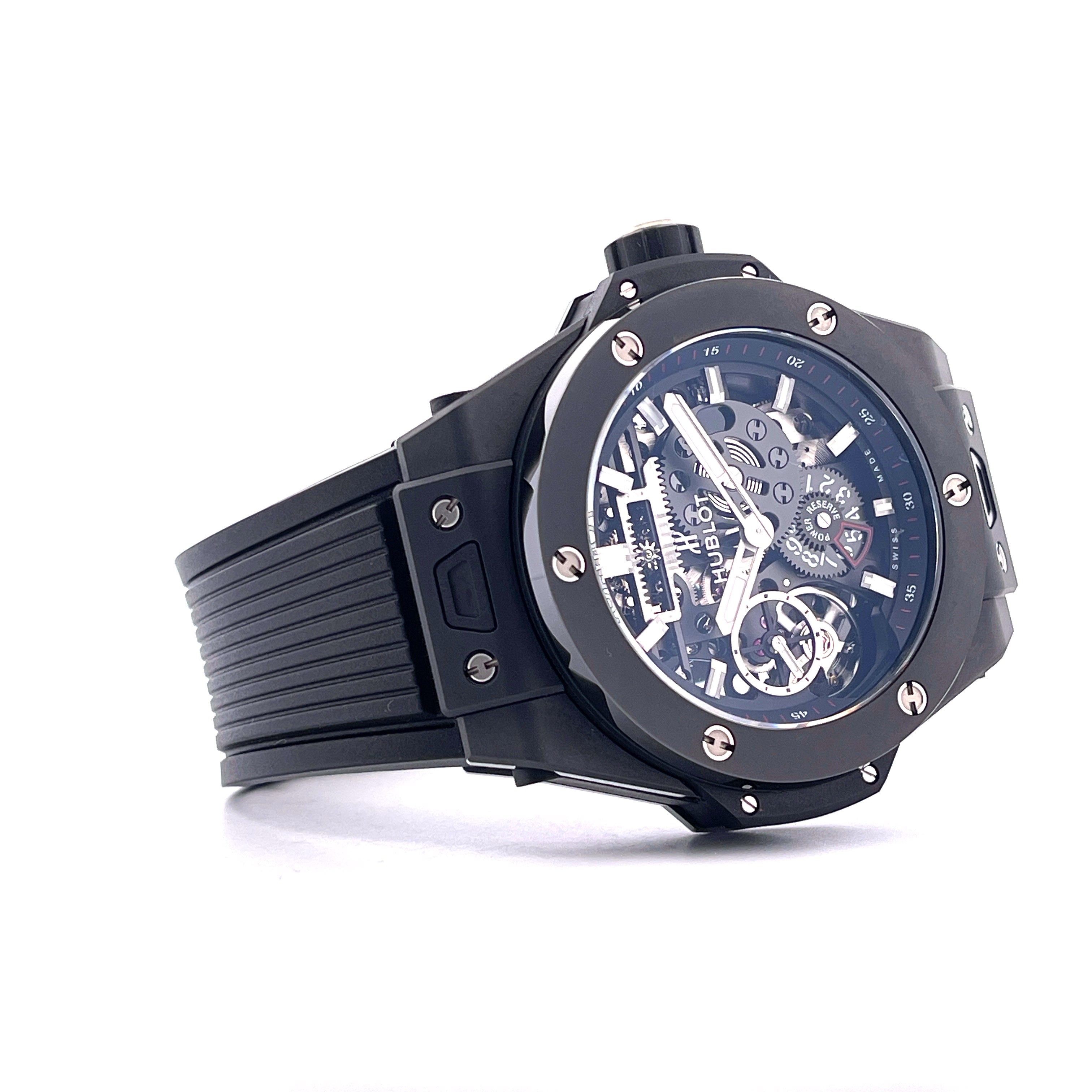 Hublot Big Bang MECA 10 45 mm Keramik Uhr Handaufzug Skeleton Zifferblatt auf weißem Hintergrund