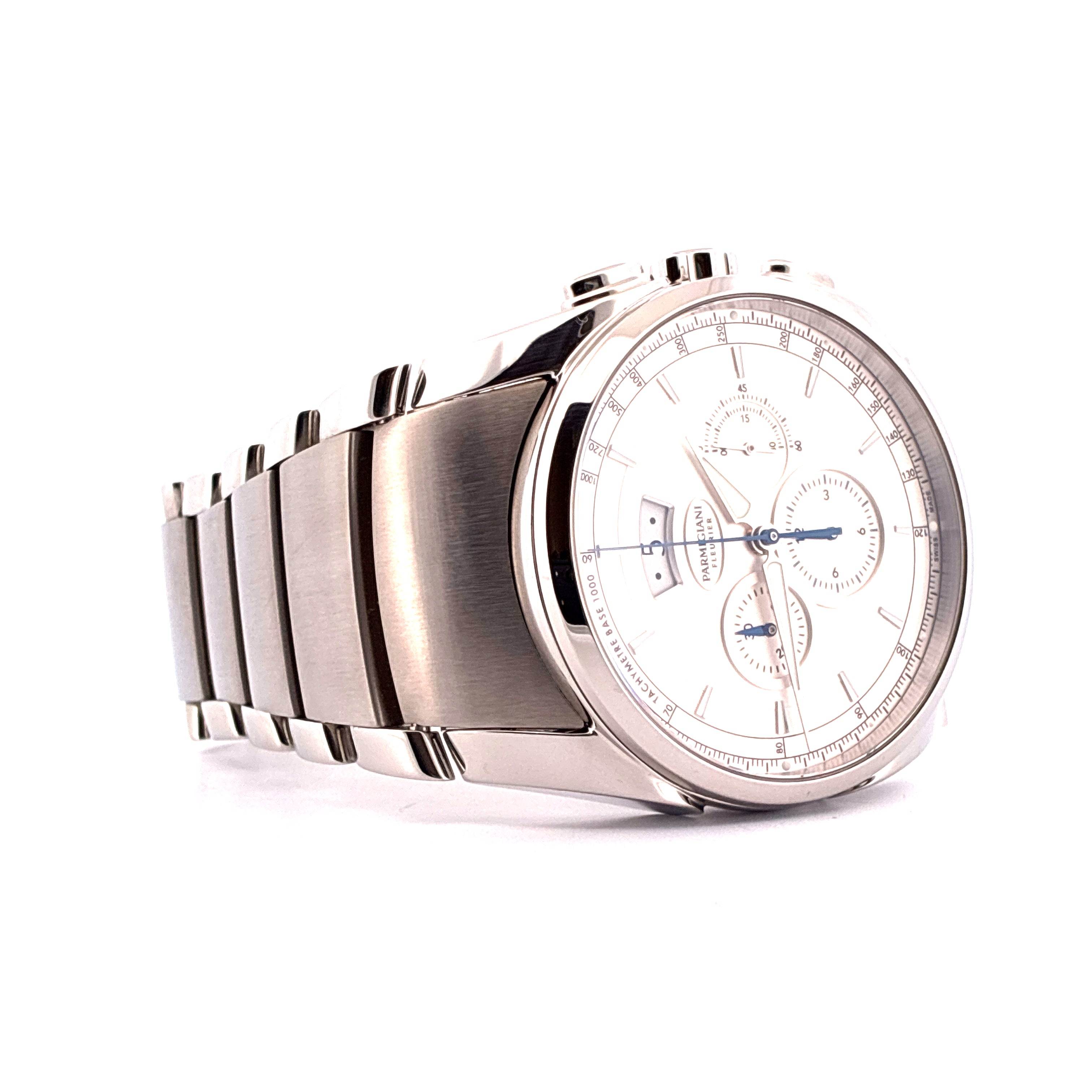 Parmigiani Fleurier Tonda Metrographe, Stahl-Chronograph mit weißem Zifferblatt und silbernem Armband auf weißem Hintergrund
