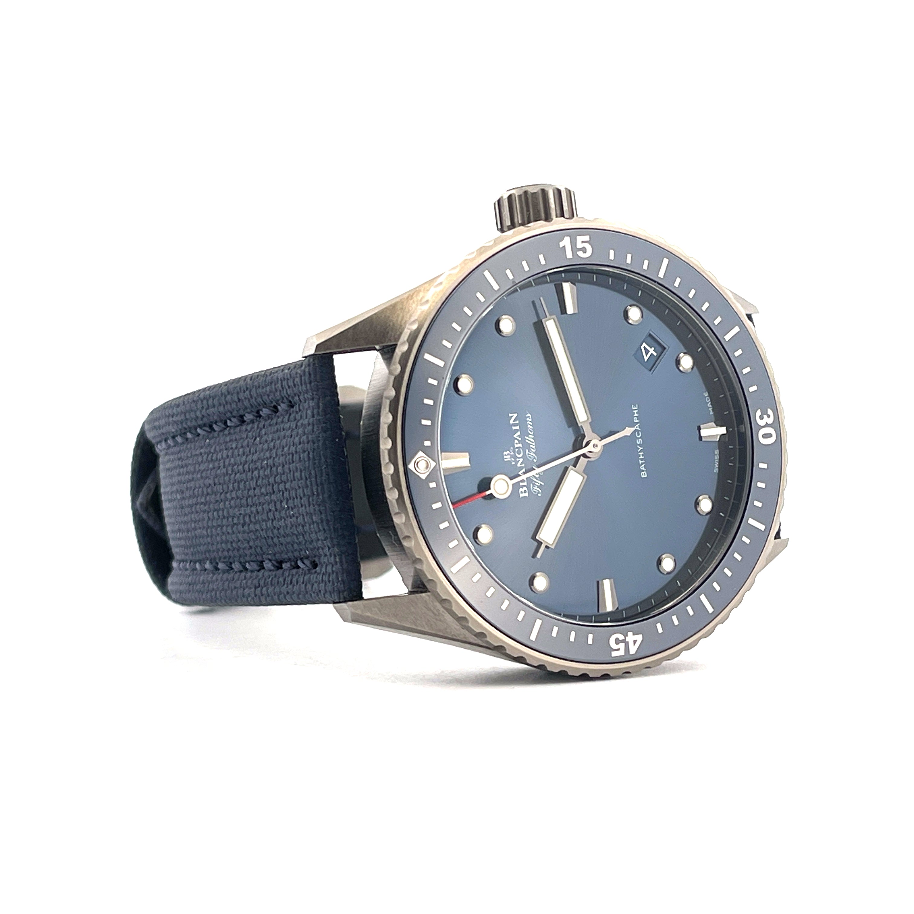 Blancpain Fifty Fathoms Bathyscaphe Ceramic Blau, Titan Gehäuse, Stoffarmband, im Studio fotografiert