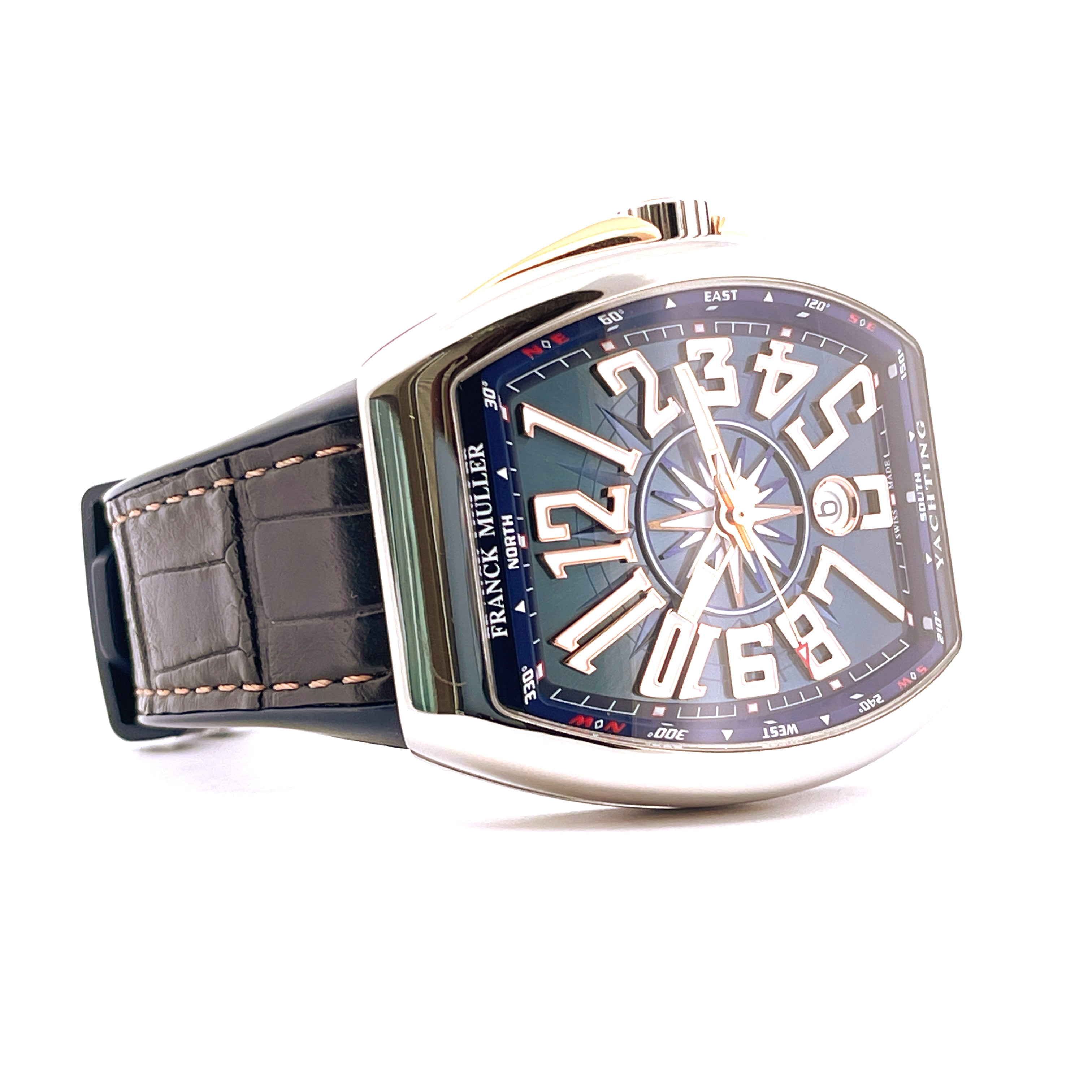 Franck Muller Vanguard aus Stahl mit Automatikwerk, blauem Zifferblatt mit Kompass und Lederarmband auf weißem Hintergrund