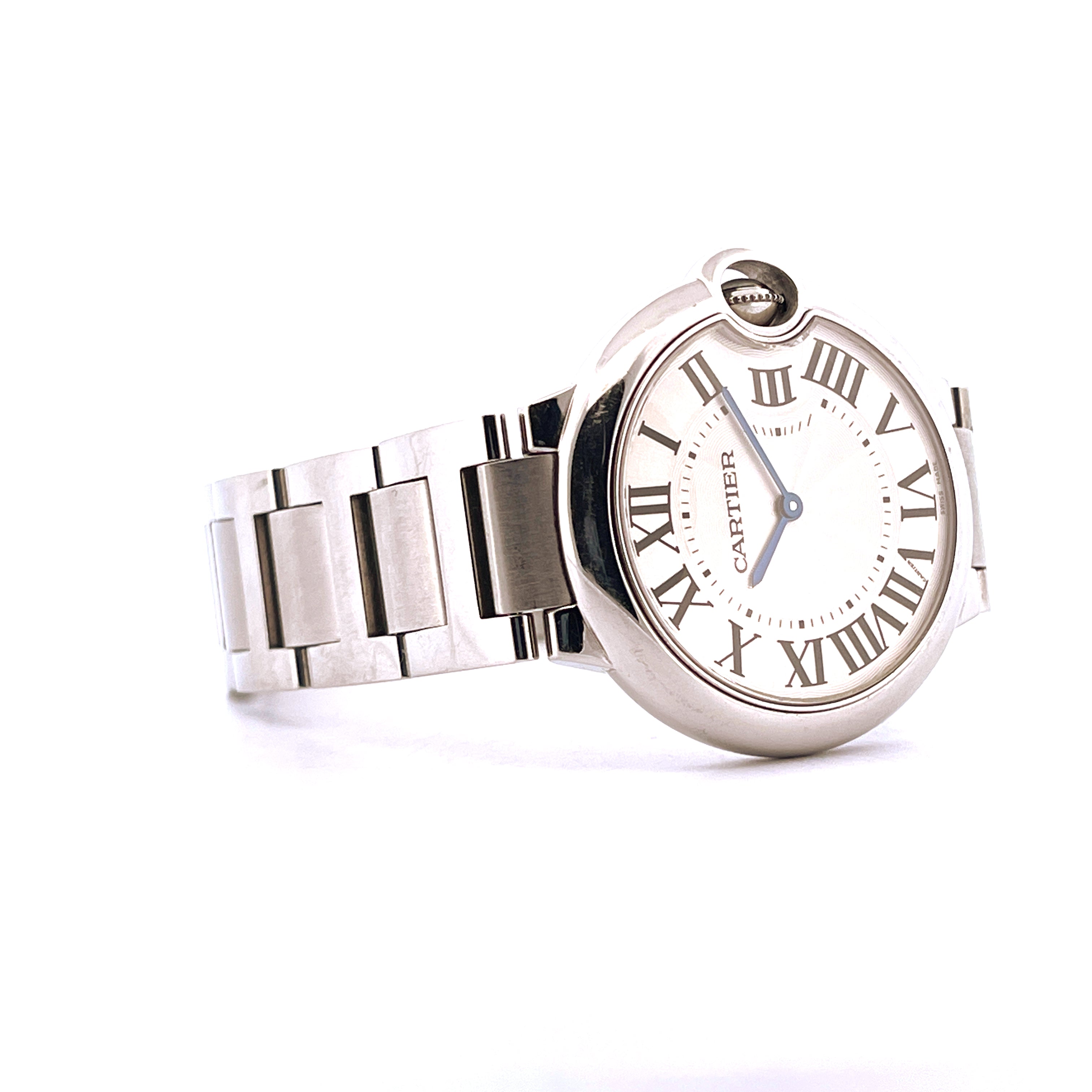 Cartier Ballon Bleu 3005 Automatikuhr Edelstahl mit römischen Ziffern auf weißem Hintergrund