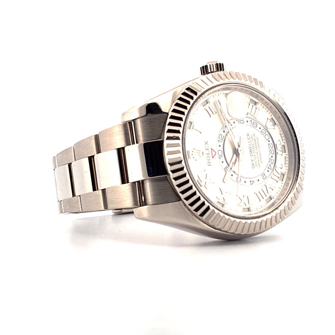 Rolex Sky Dweller 42mm Weißgold mit weißem Zifferblatt und Stahlarmband auf weißem Hintergrund