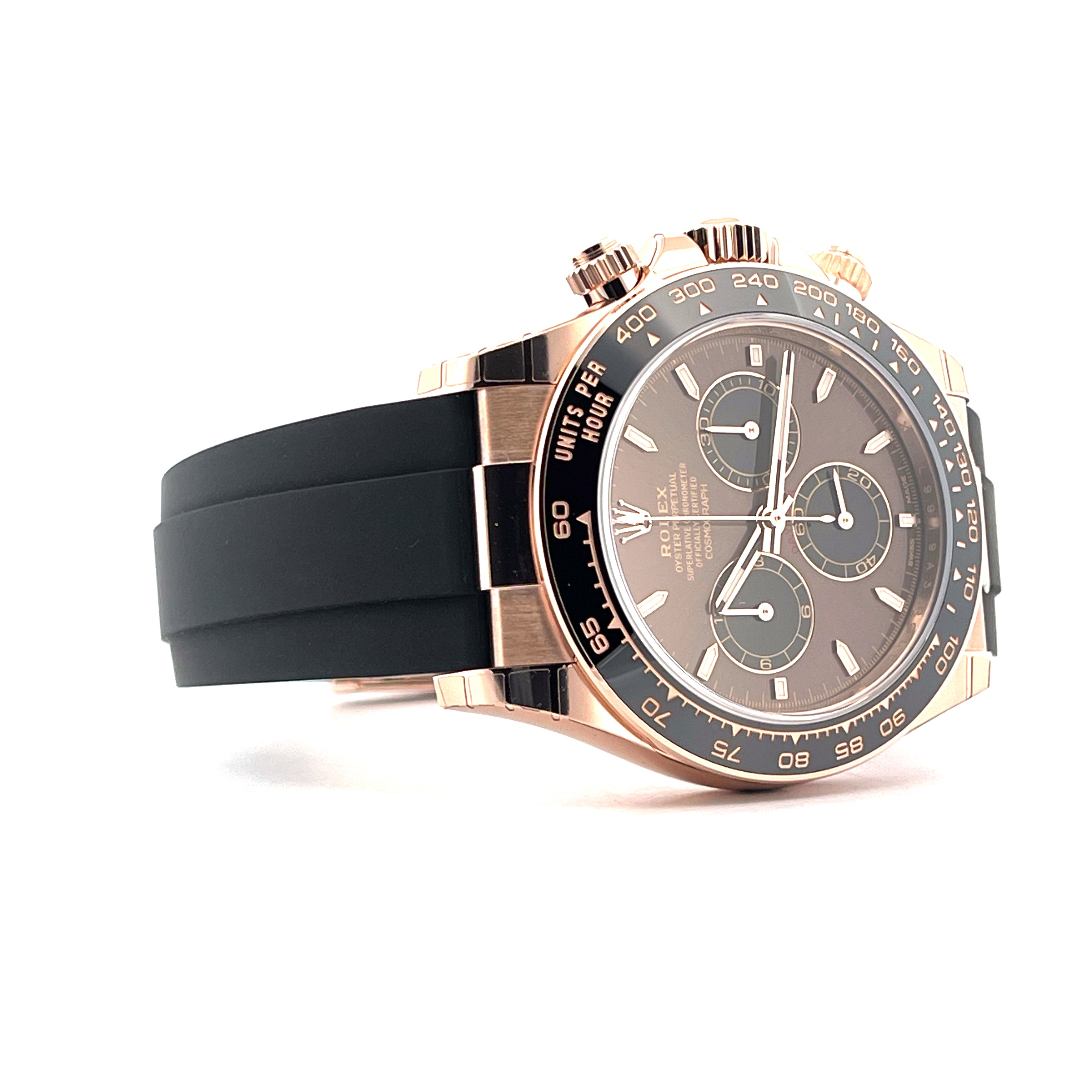 Rolex Cosmograph Daytona 126515LN Roségold mit braunem Zifferblatt und schwarzem Armband auf weißem Hintergrund