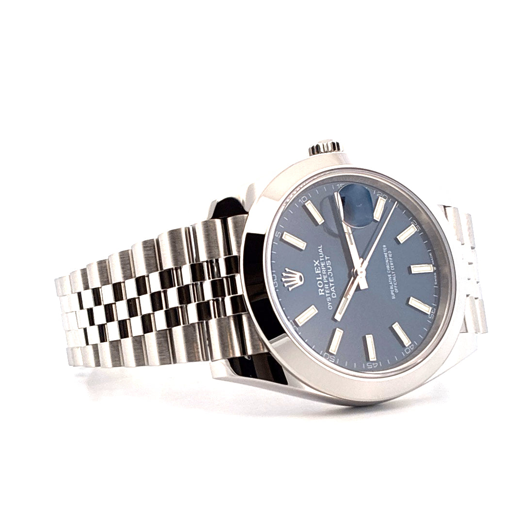 Rolex Datejust 41 Automatik mit blauem Zifferblatt und Stahlarmband in Nahaufnahme auf weißem Hintergrund