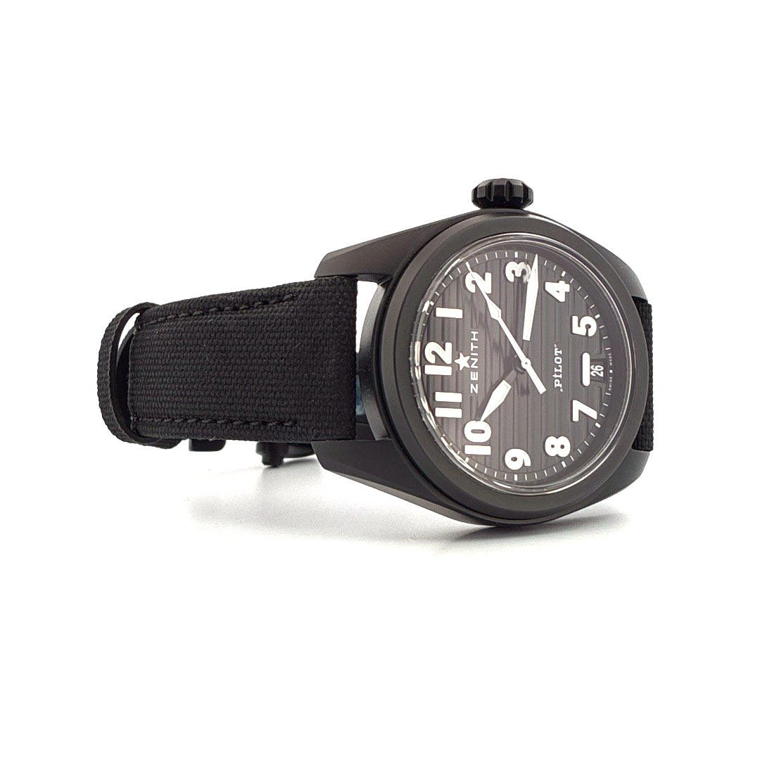 Zenith Pilot Automatic 40 mm All Black Ceramic von der Seite, schwarzes Armband, schwarzes Zifferblatt, drei Zeiger, Datumsanzeige auf weissem Hint…