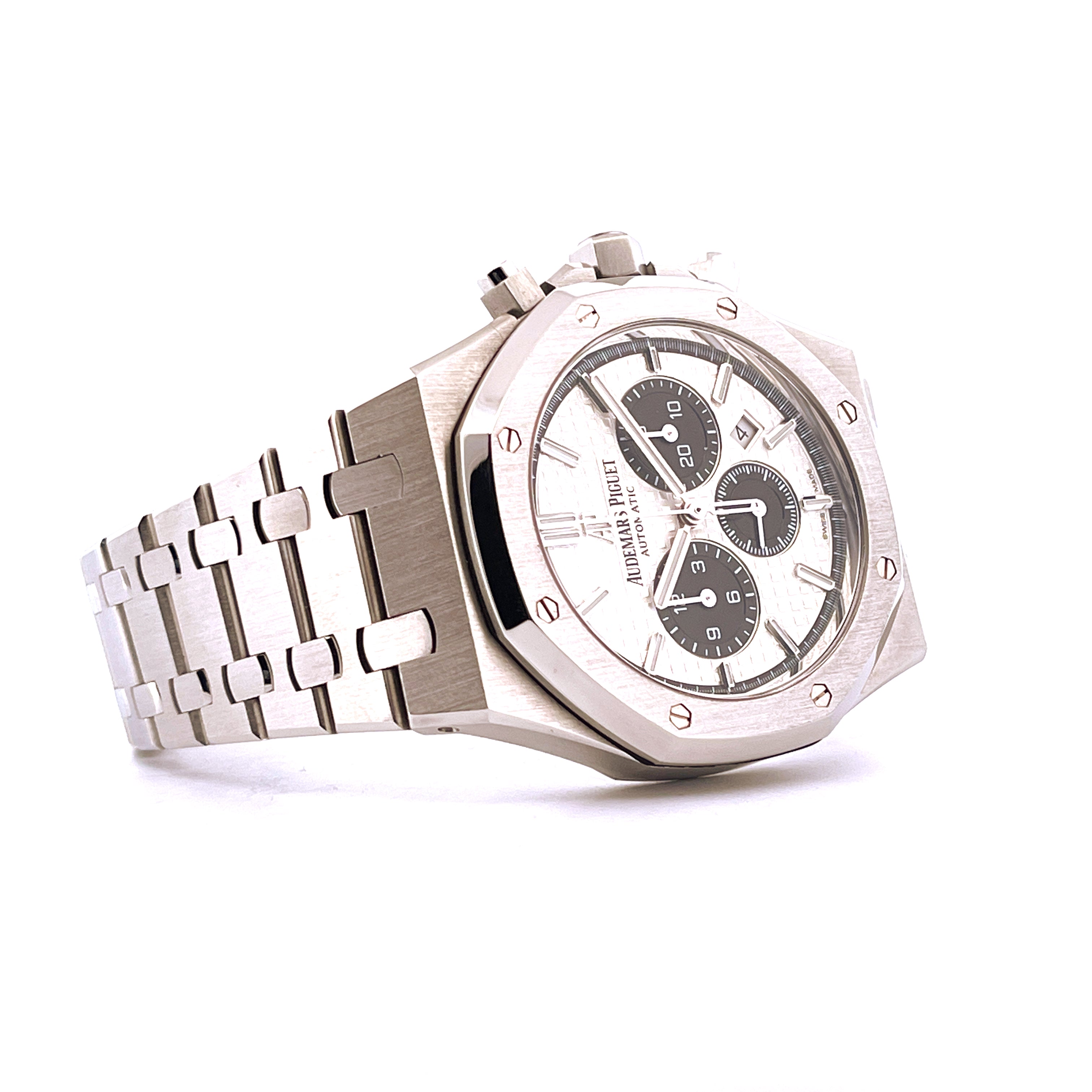 Audemars Piguet Royal Oak Chronograph 26331ST aus Stahl mit weißem Zifferblatt aus leichter Perspektive