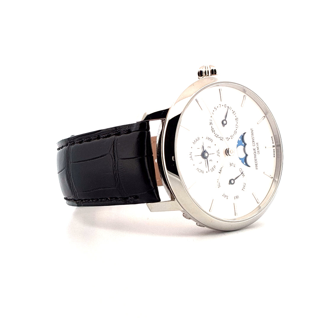 Frederique Constant Classics Manufacture Ewiger Kalender auf weißem Hintergrund mit schwarzem Lederarmband