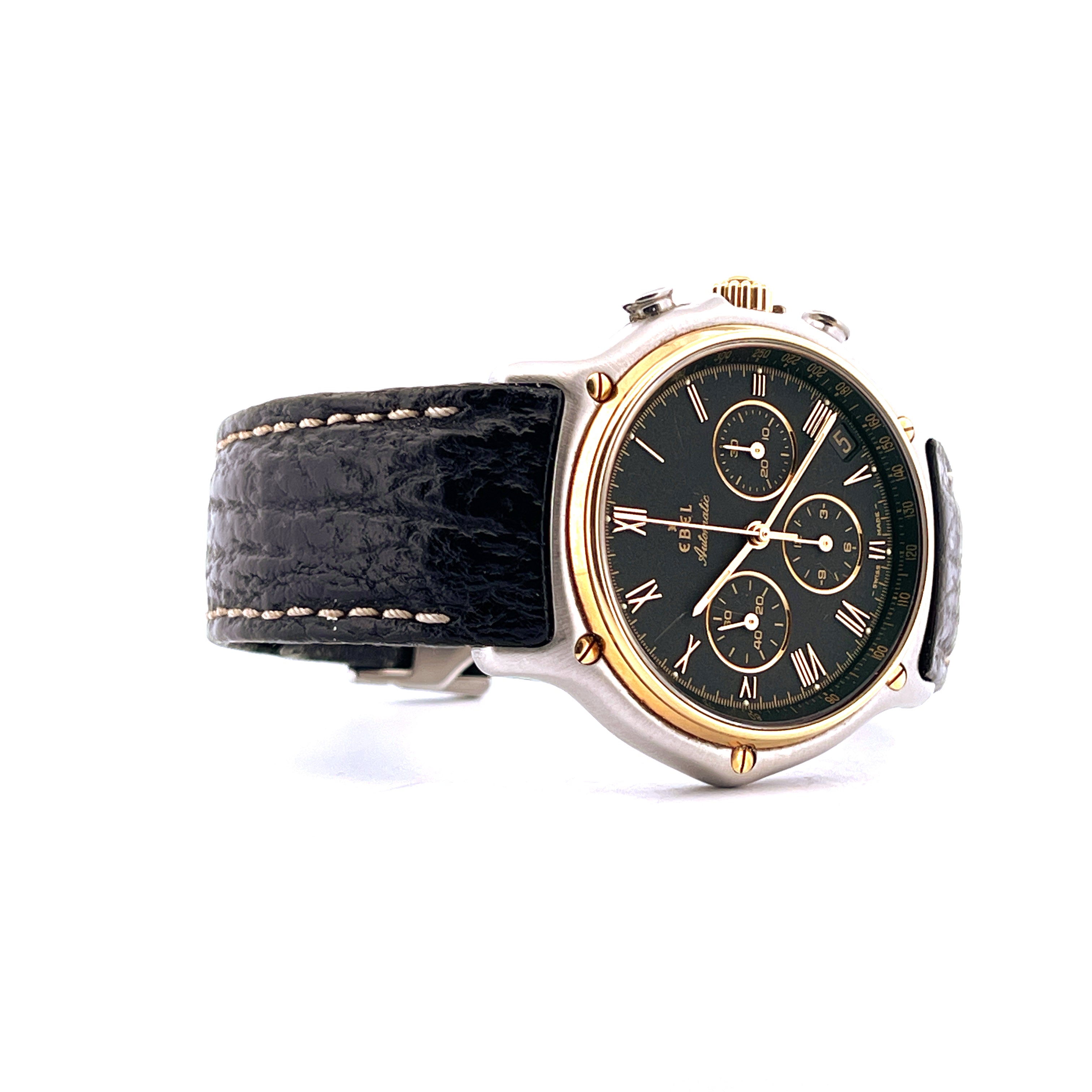 Ebel El Primero Chronograph mit Stahl-Gold-Gehäuse, schwarzem Zifferblatt und Lederarmband auf weißem Hintergrund