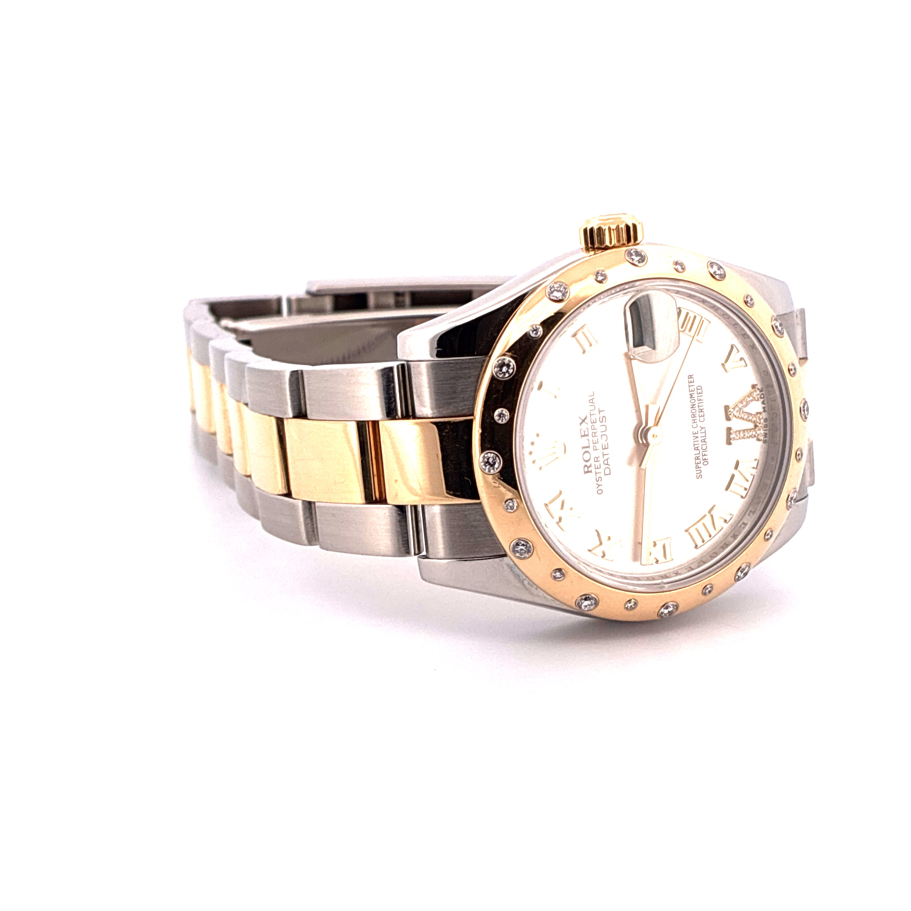 Rolex Datejust 31 aus Stahl und Gold mit Diamanten und weißem Zifferblatt auf weißem Hintergrund