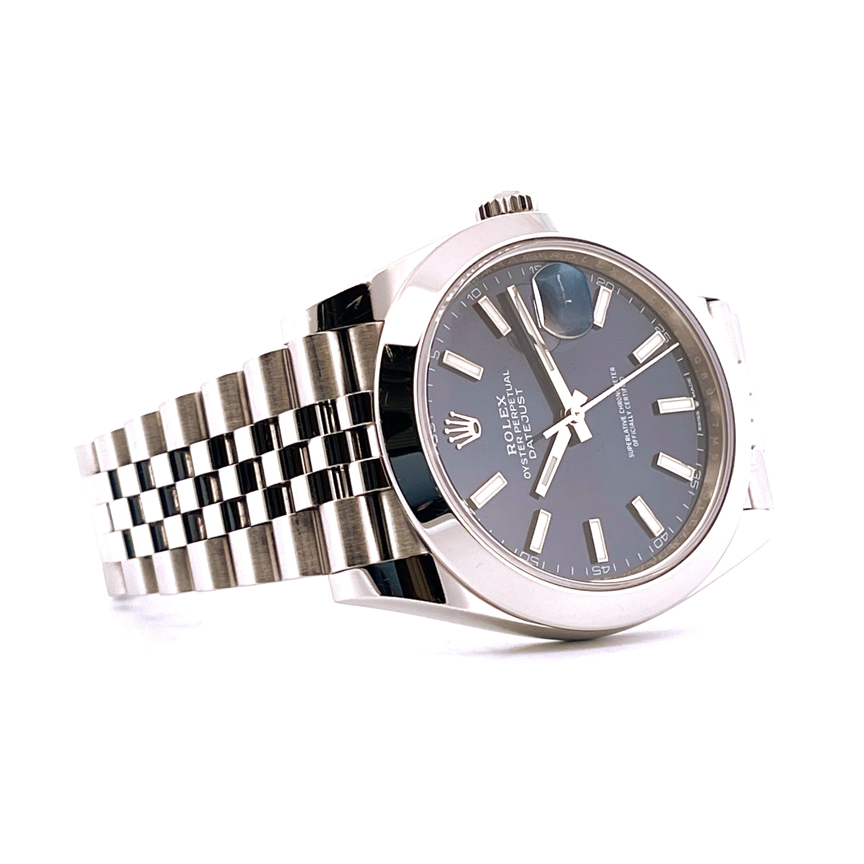 Rolex Datejust 41 mit blauem Zifferblatt und Stahlband im Detail auf weißem Hintergrund