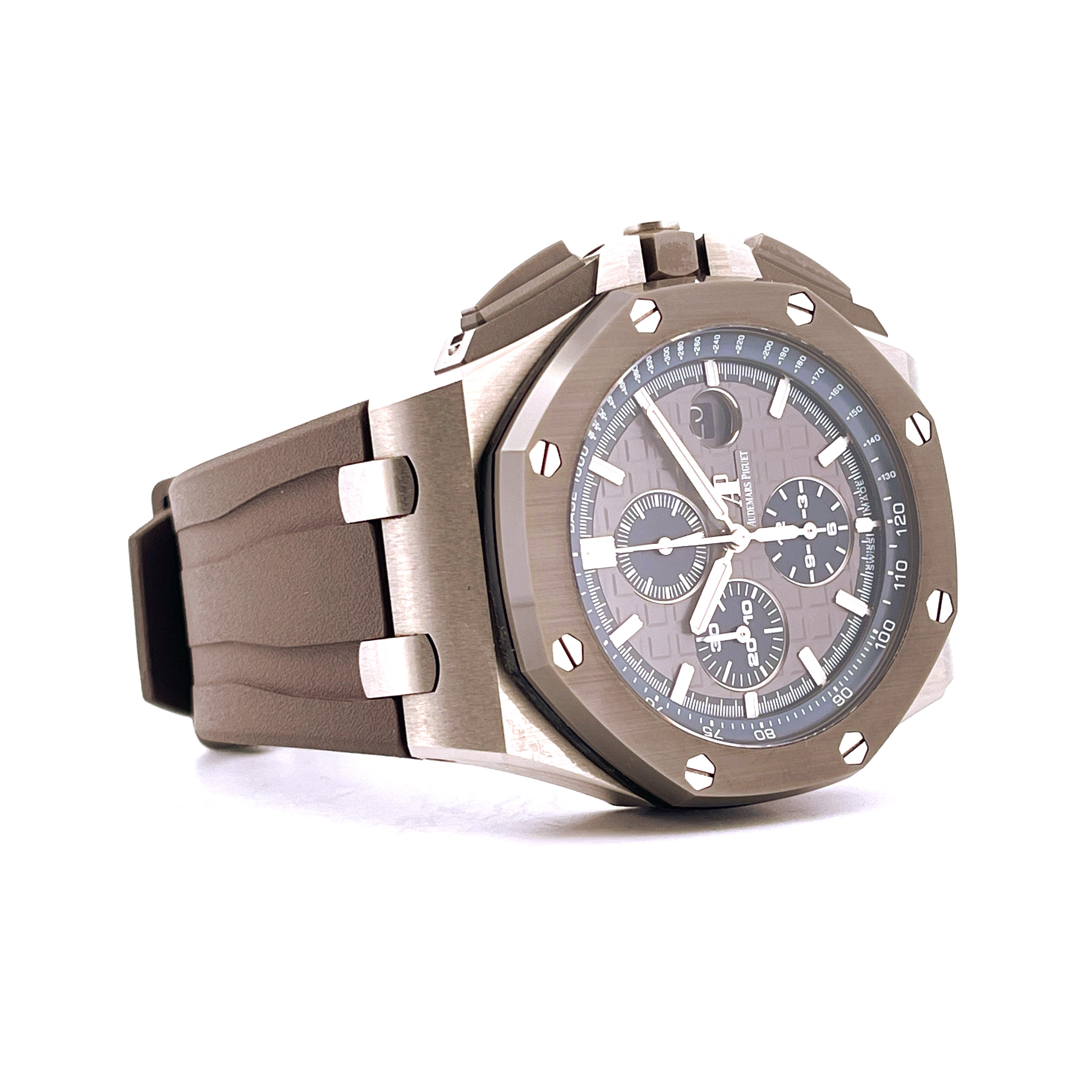 Audemars Piguet Royal Oak Offshore Titan, seitliche Ansicht, graues Zifferblatt mit drei Hilfszifferblättern, braunes Kautschukarmband