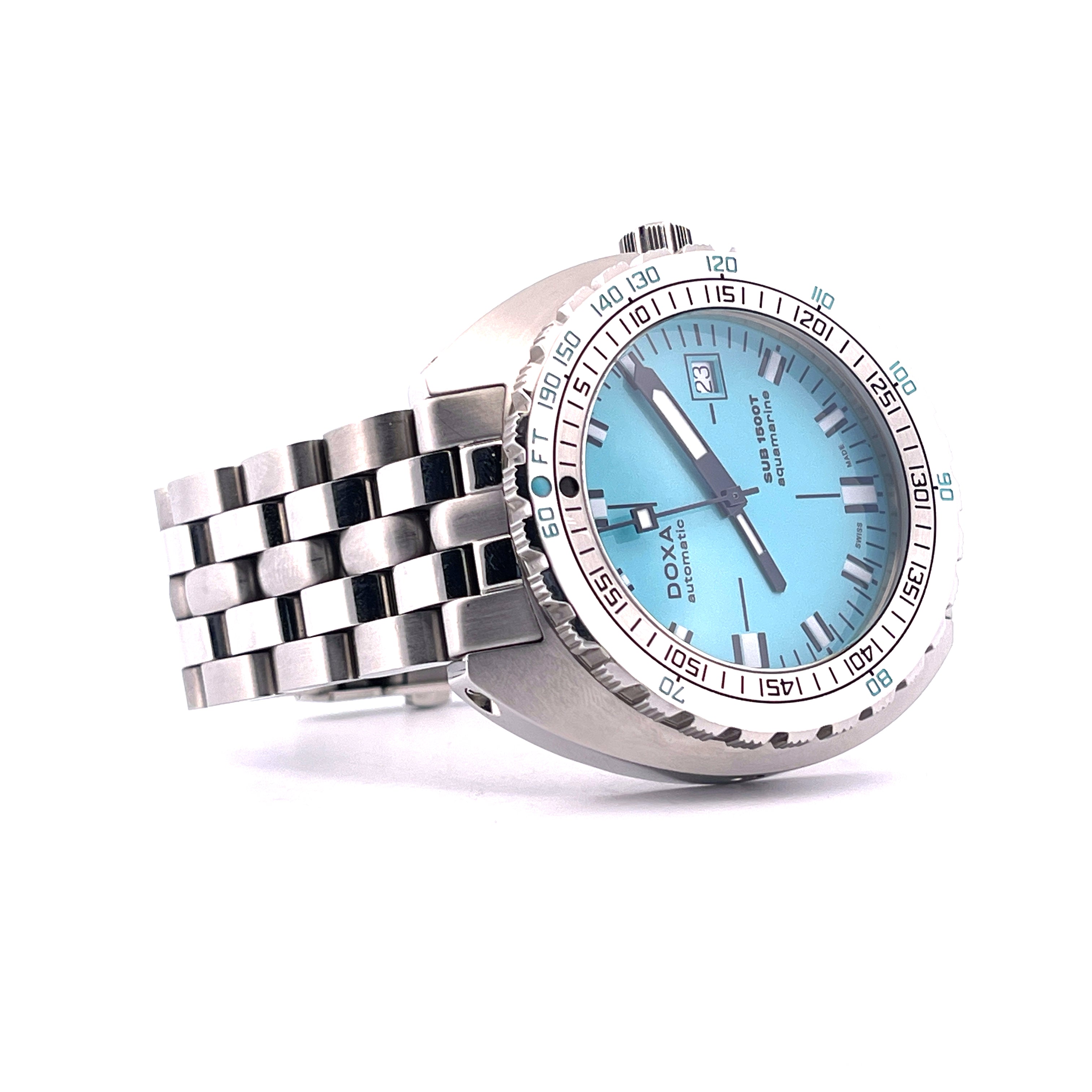 DOXA Sub 1500t Aquamarine mit blauem Zifferblatt und Edelstahlband im Seitenprofil auf weißem Hintergrund