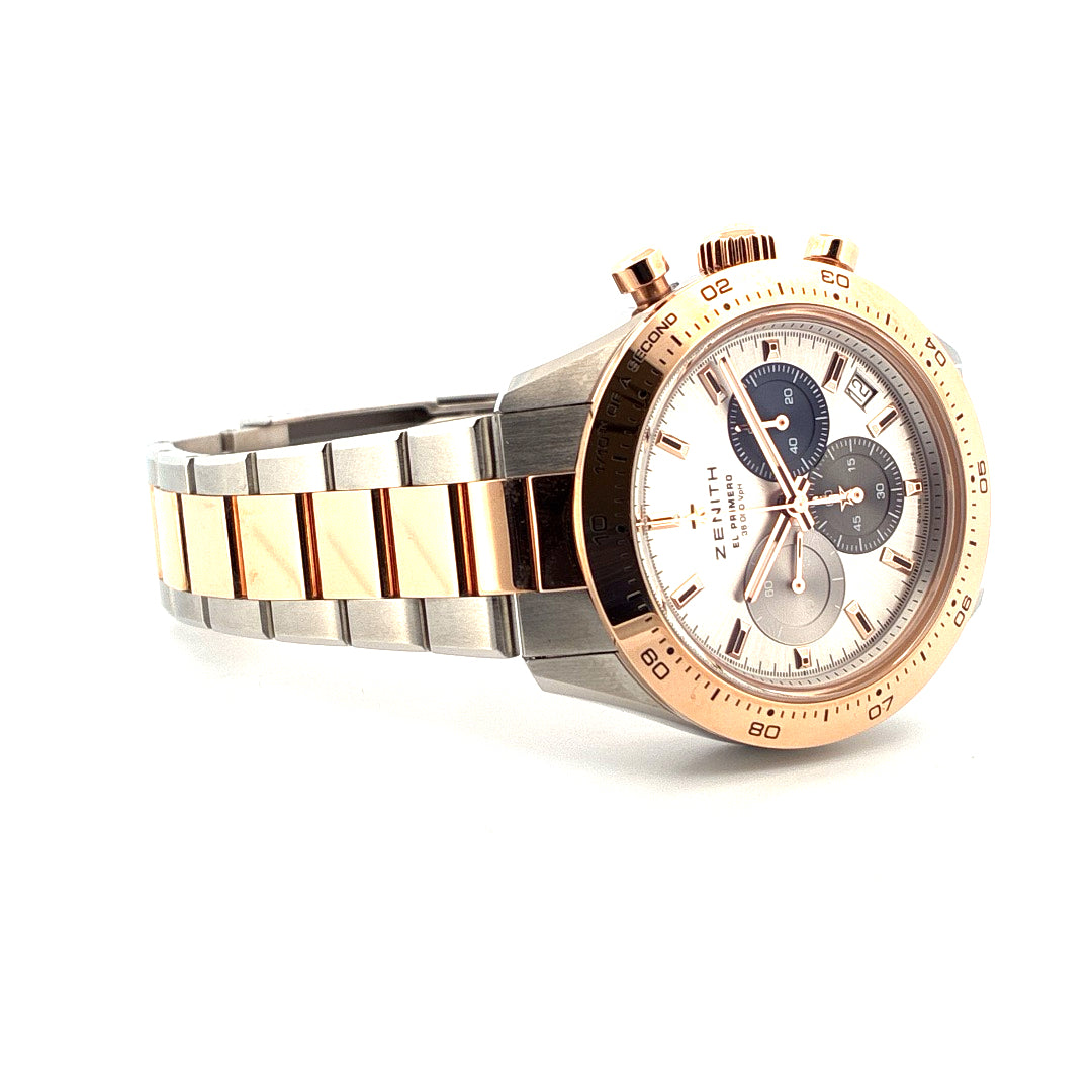 Zenith Chronomaster Sport Bicolor Roségold 41 mm Automatik an weißem Hintergrund mit Blick auf das Zifferblatt