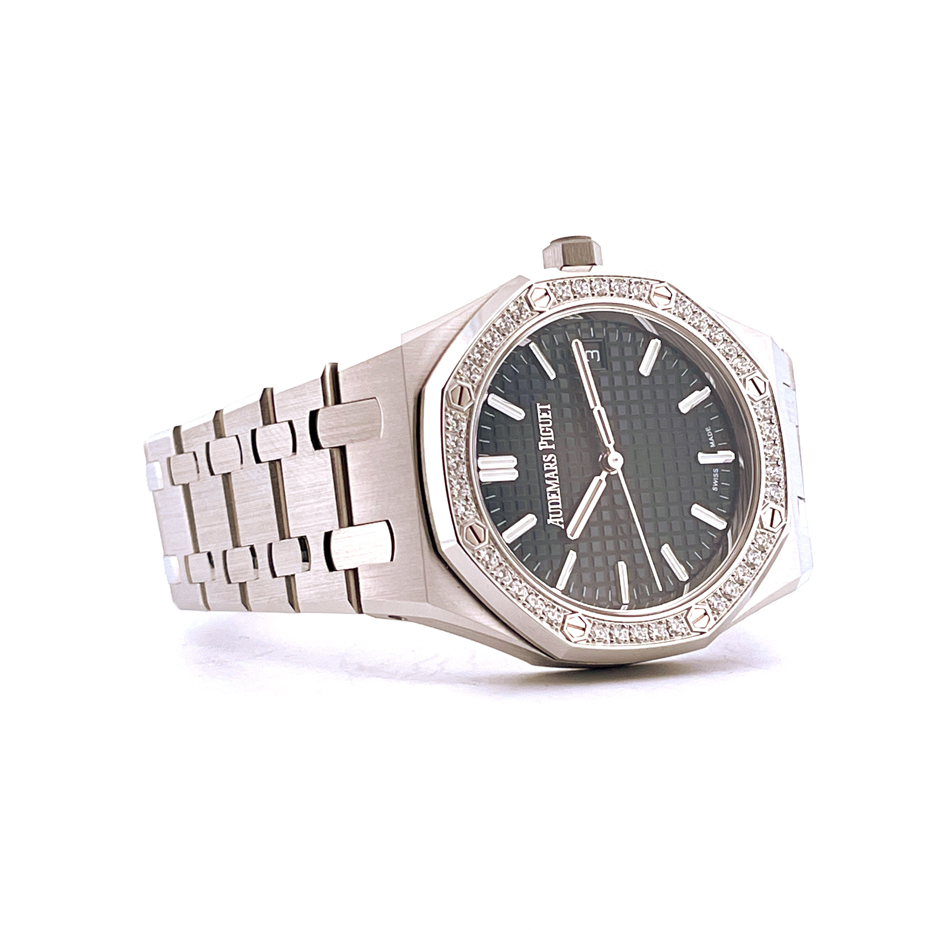 Audemars Piguet Royal Oak 34mm Stahl Damenuhr mit Diamantlünette und blauem Zifferblatt von der Seite gesehen
