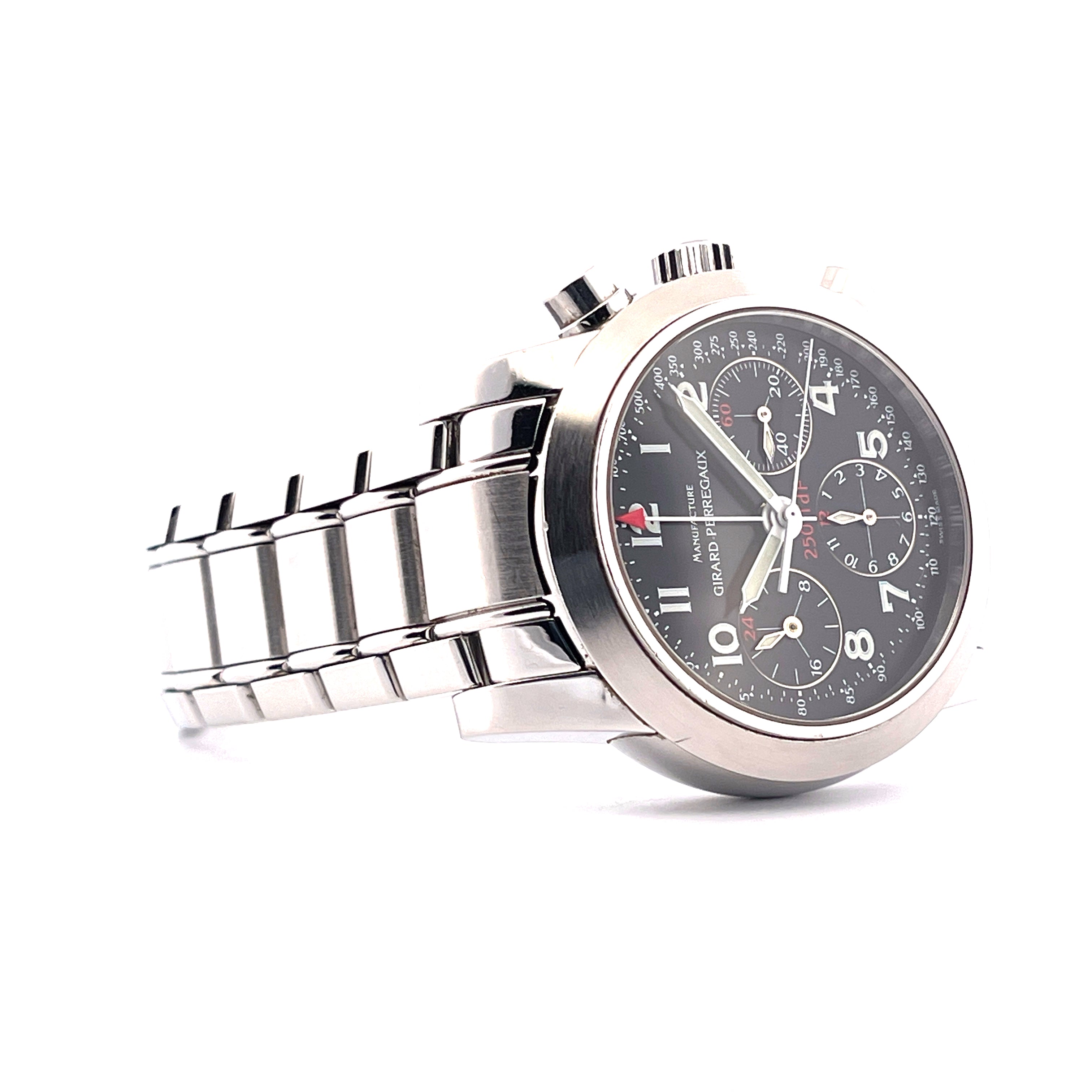 Girard Perregaux Ferrari 250, Edelstahl-Chronograph mit schwarzem Zifferblatt, seitliche Ansicht auf weißem Hintergrund
