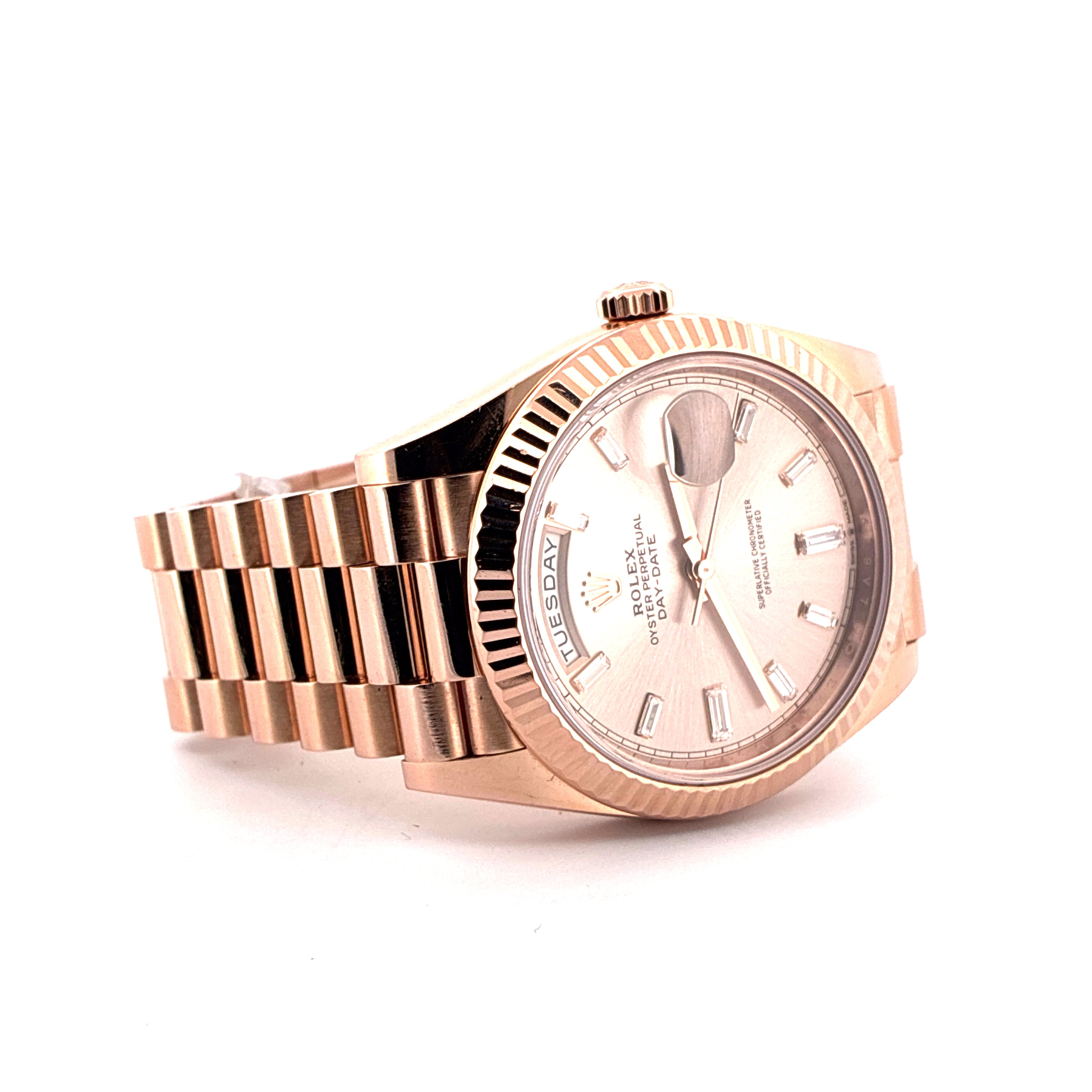 Rolex Day-Date 40 aus Roségold im 3/4 Profil auf weißem Hintergrund