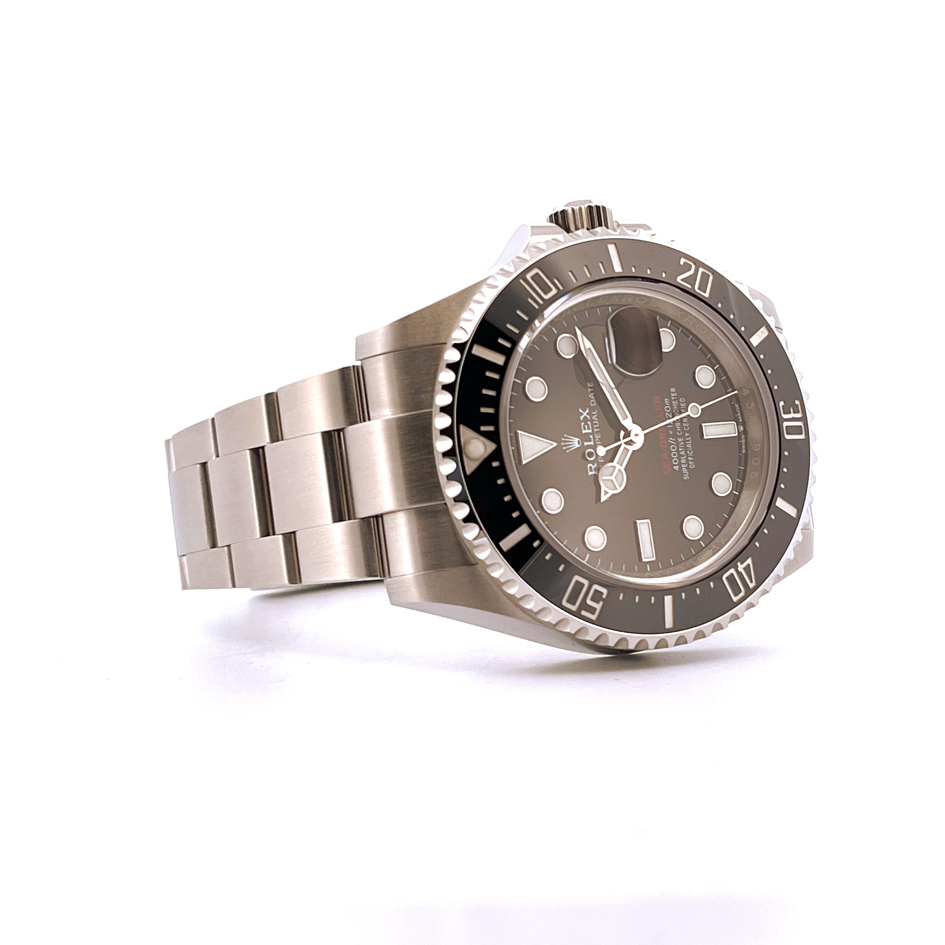 Rolex Sea-Dweller Ref 126600 in Stahl mit schwarzer Lünette schräg von vorne auf weißem Hintergrund