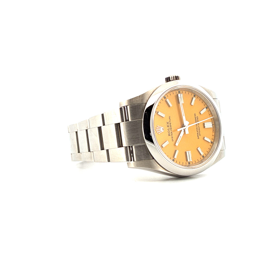 Rolex Oyster Perpetual 36 mit gelbem Zifferblatt in Stahl aus dem Jahr 2022, seitliche Ansicht auf weißem Hintergrund