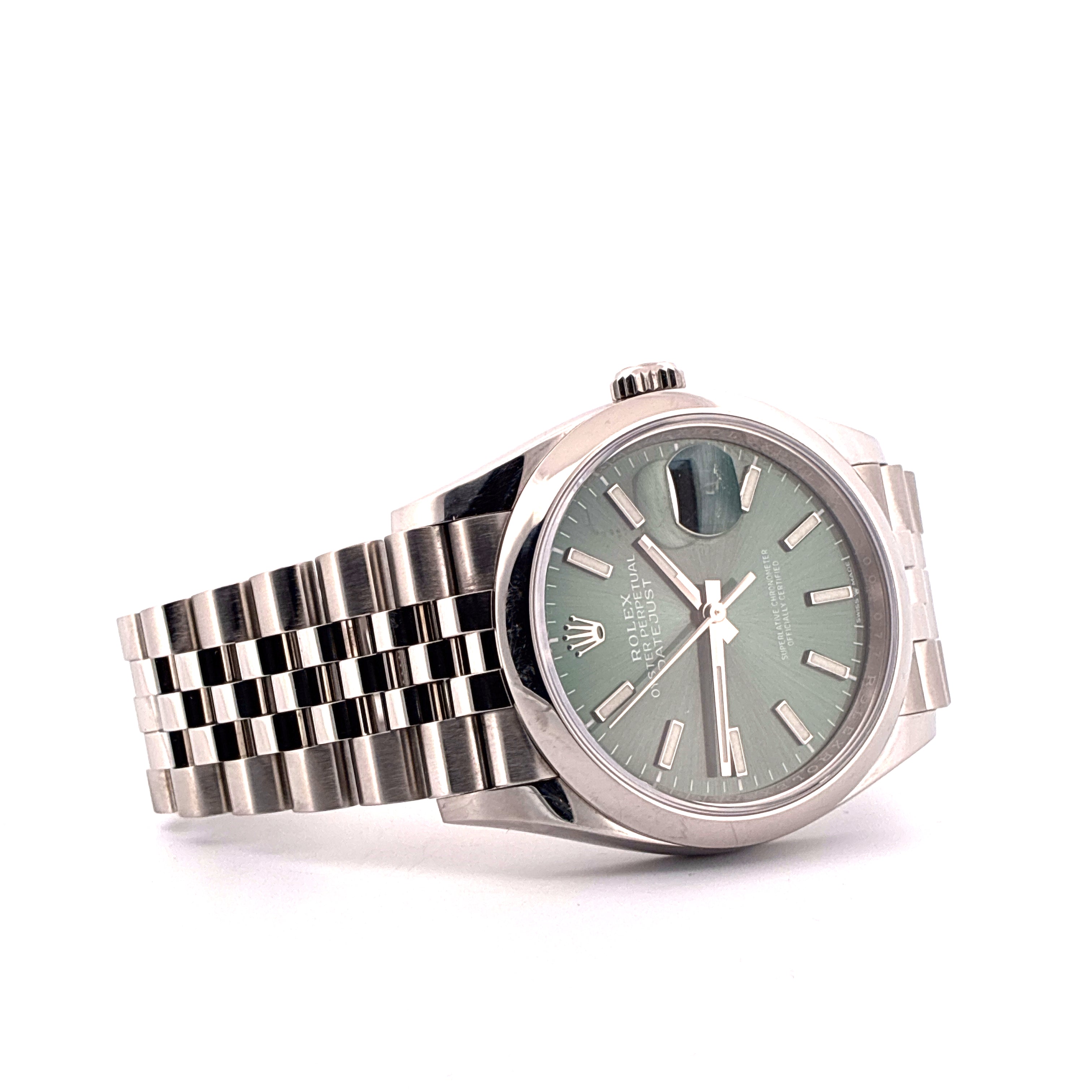 Rolex Datejust 36 Stahl mit grünem Zifferblatt und Jubilee-Armband auf weißem Hintergrund