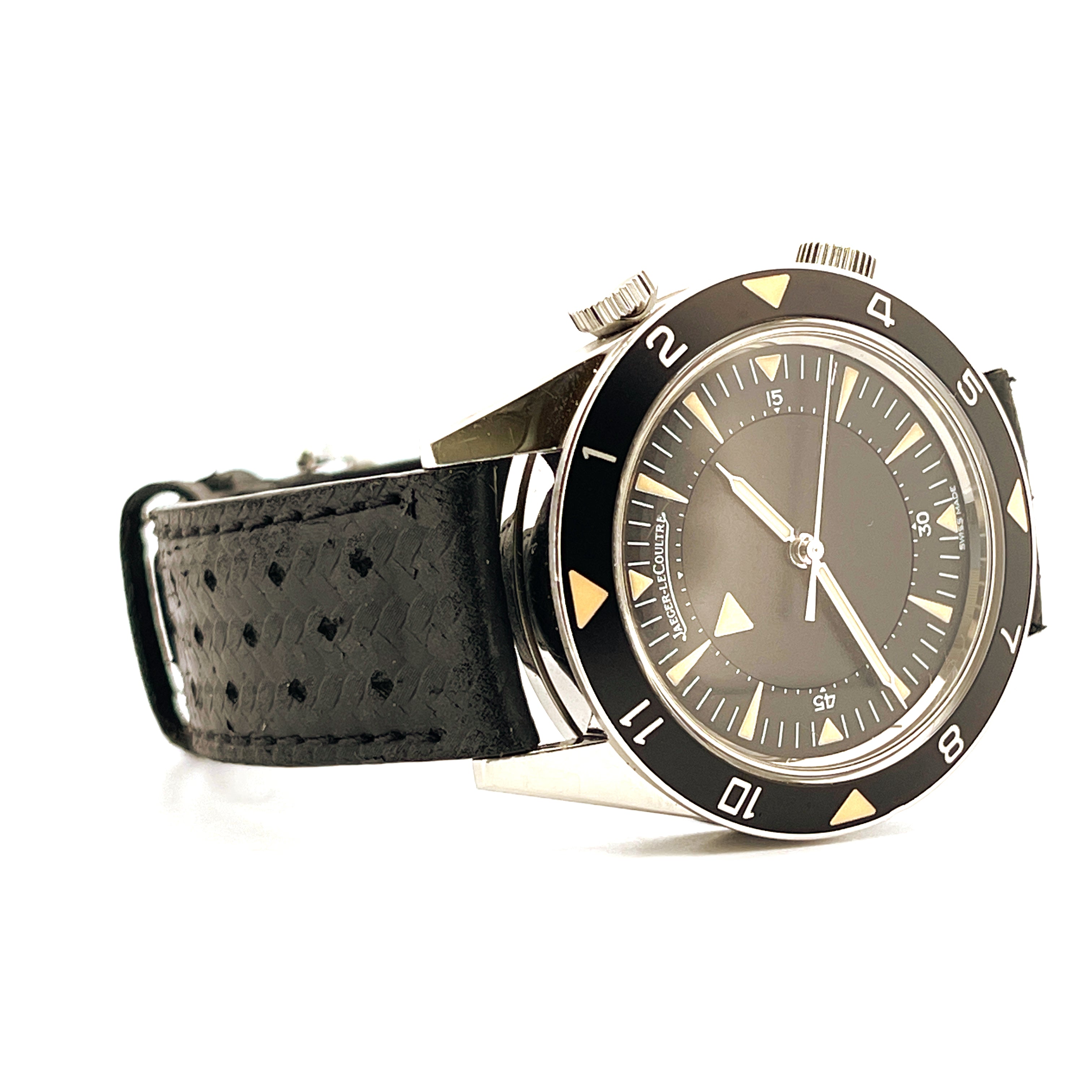 Eine Jaeger LeCoultre Memovox Tribute to Deep Sea mit schwarzem Zifferblatt und schwarzem Lederarmband