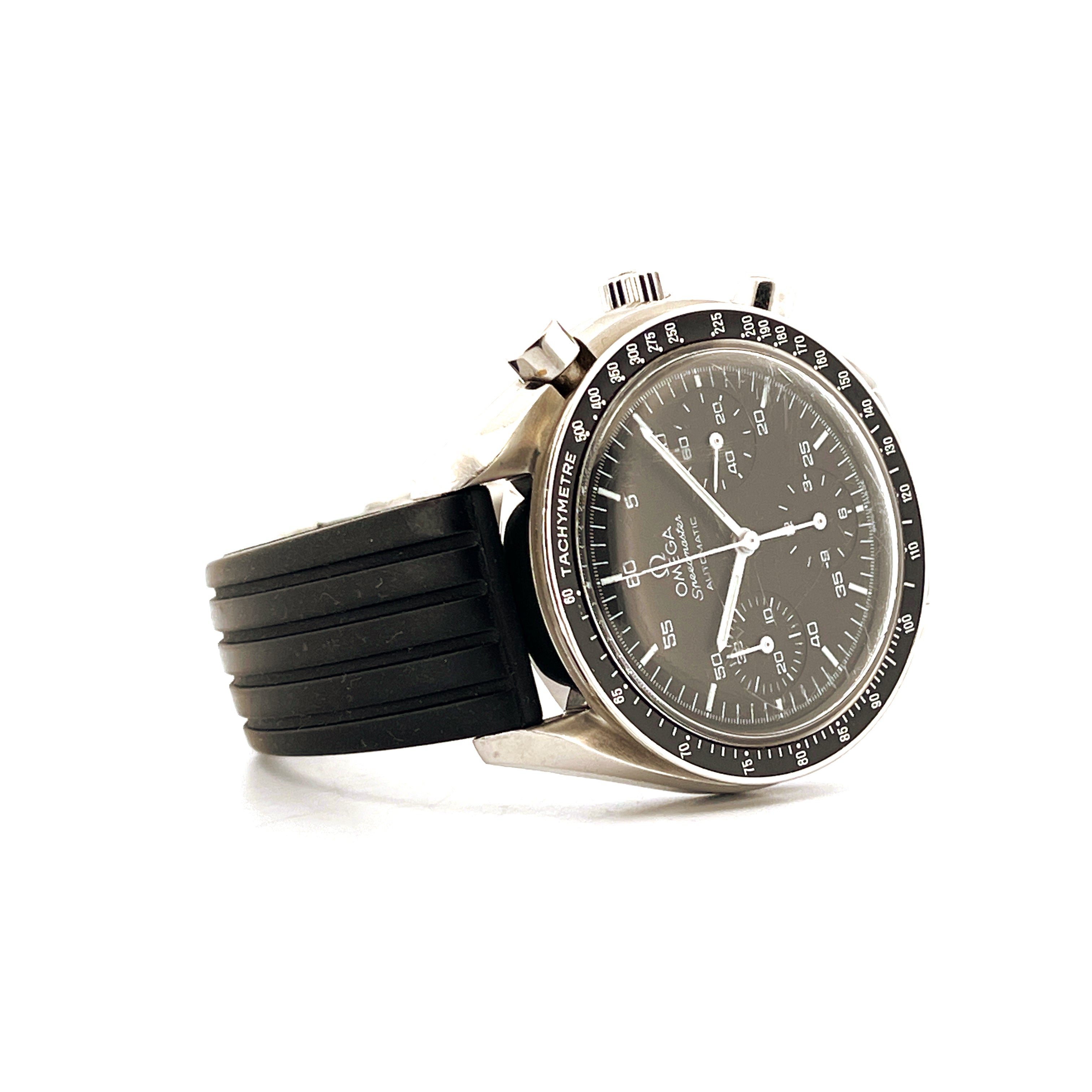 Omega Speedmaster Reduced Rubber, Stahlgehäuse mit schwarzem Kautschukband von der Seite