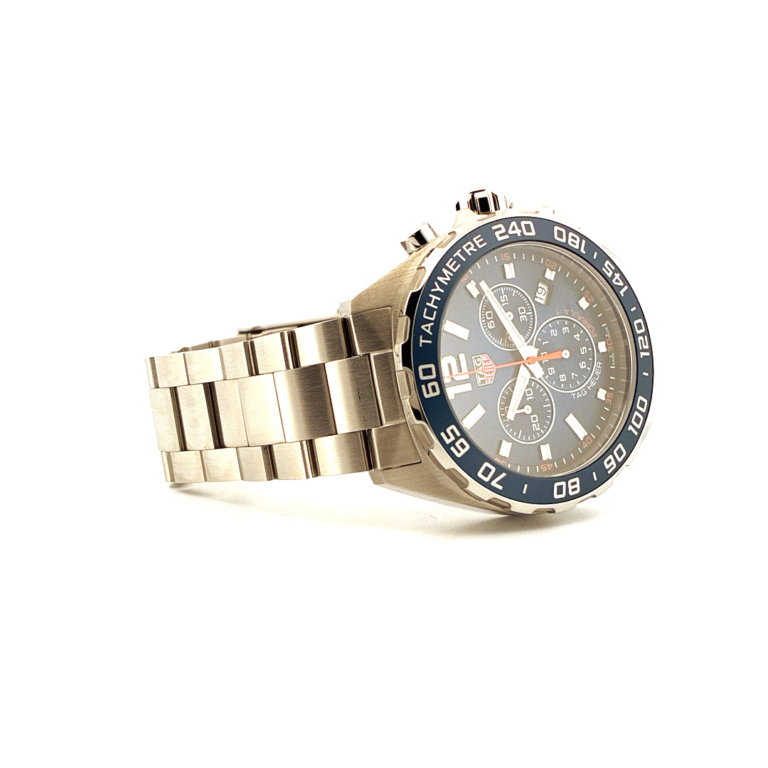 Tag Heuer Formula 1 Chronograph Quarz 43mm aus Edelstahl mit blauem Zifferblatt auf weissem Hintergrund