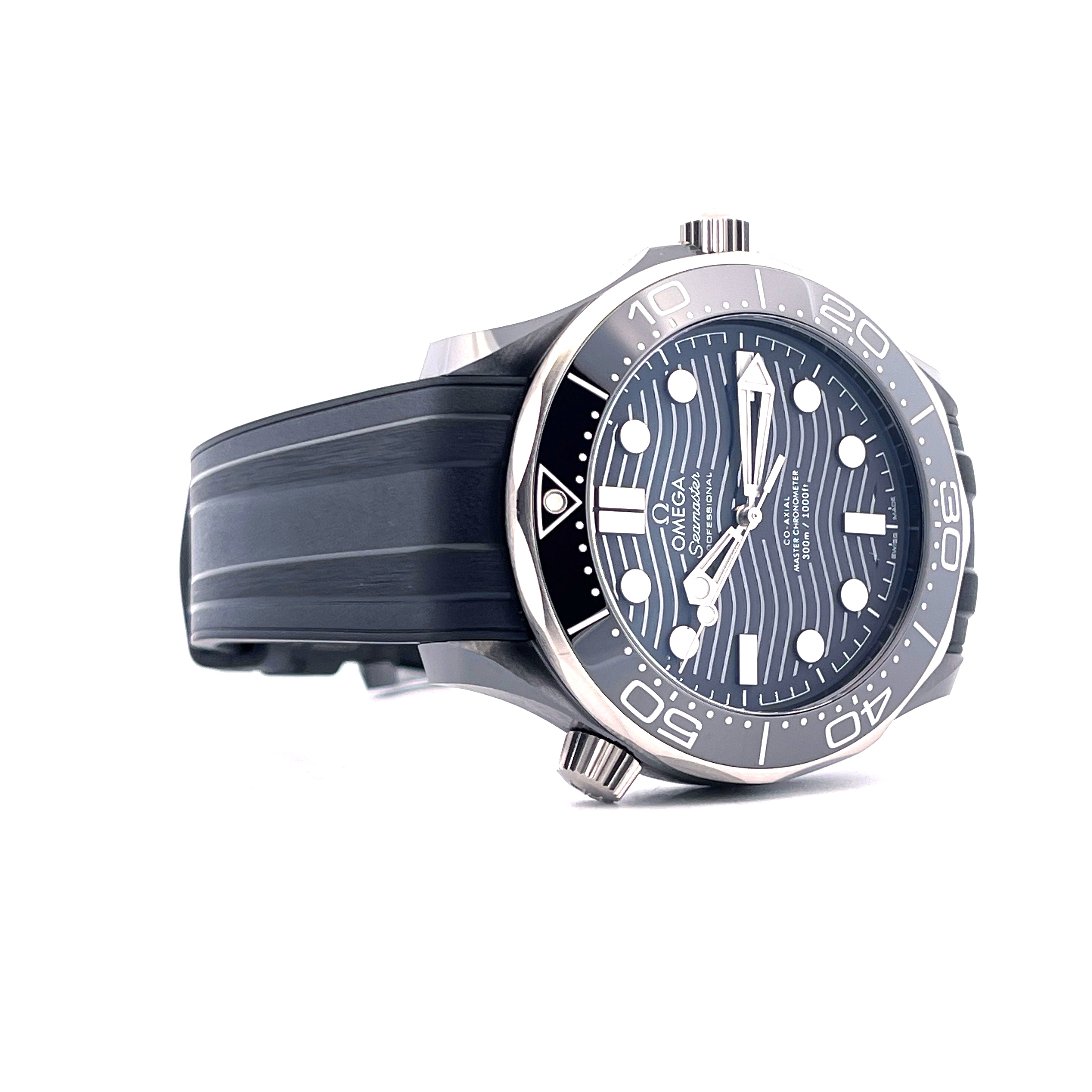 Omega Seamaster Diver 300 M Keramik Titan mit blauem Zifferblatt und Kautschukband