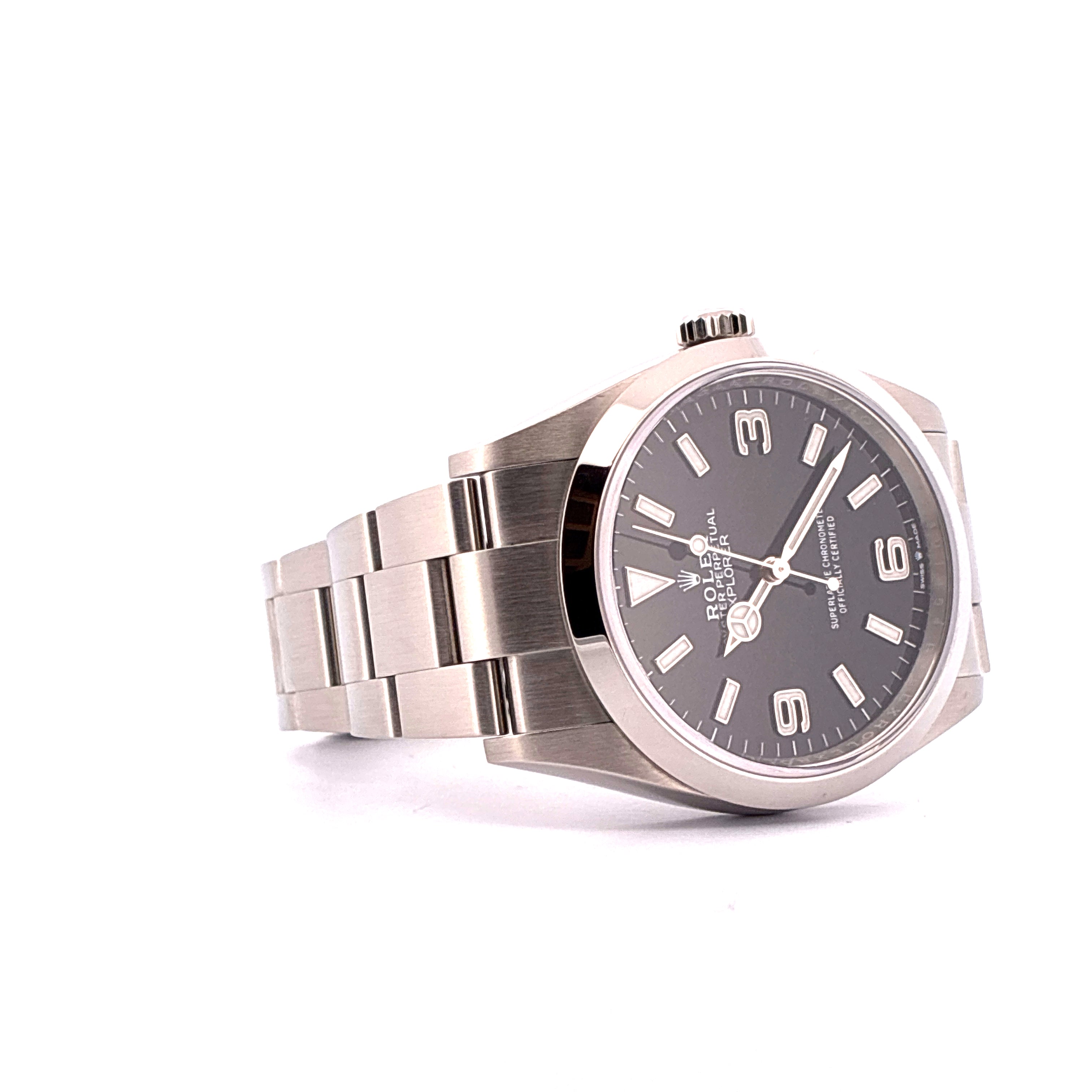Rolex Explorer mit silbernem Stahlarmband und schwarzem Zifferblatt aus der Seitenansicht