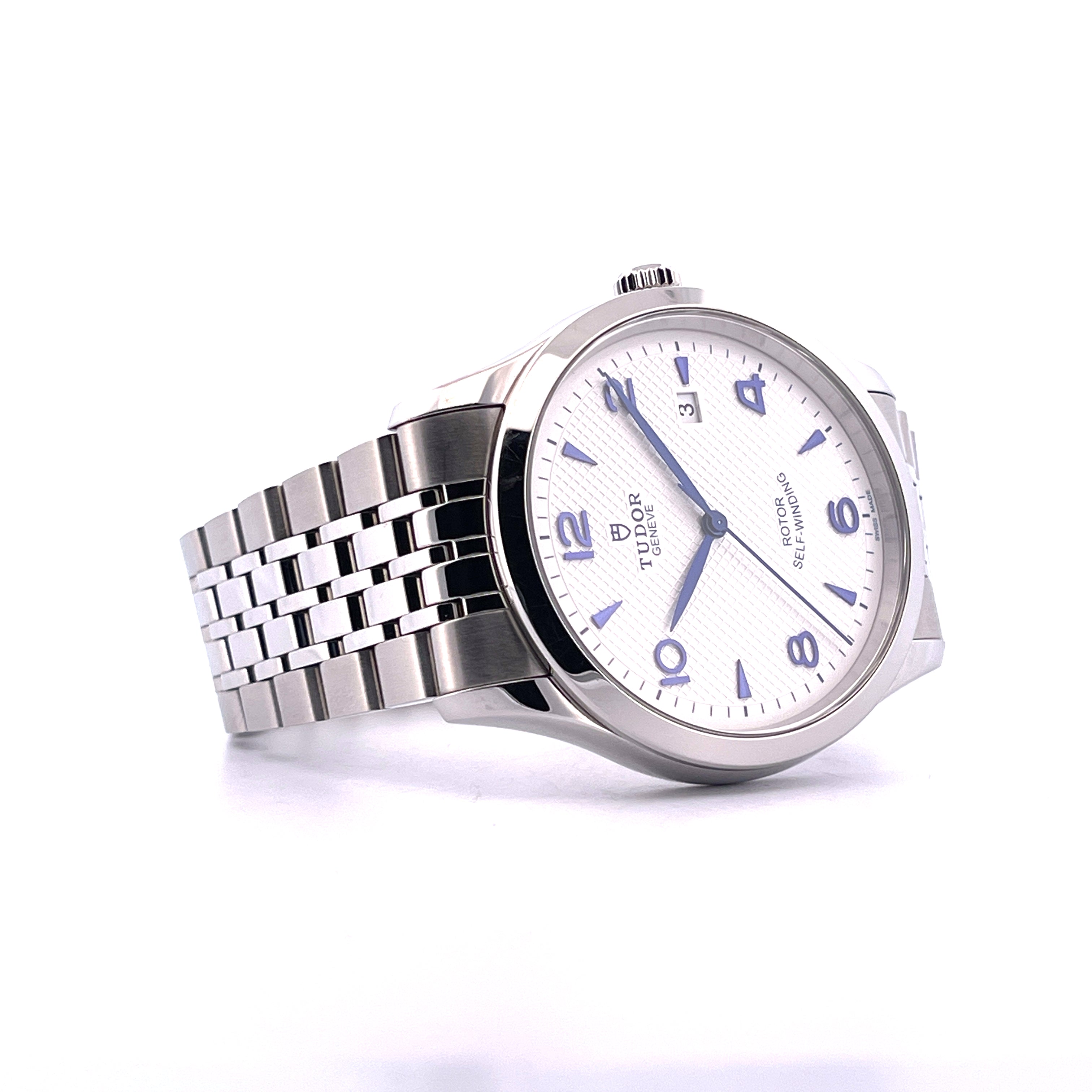 Tudor 1926 41 mm Automatik-Uhr mit Edelstahlgehäuse und Gliederarmband auf weissem Hintergrund