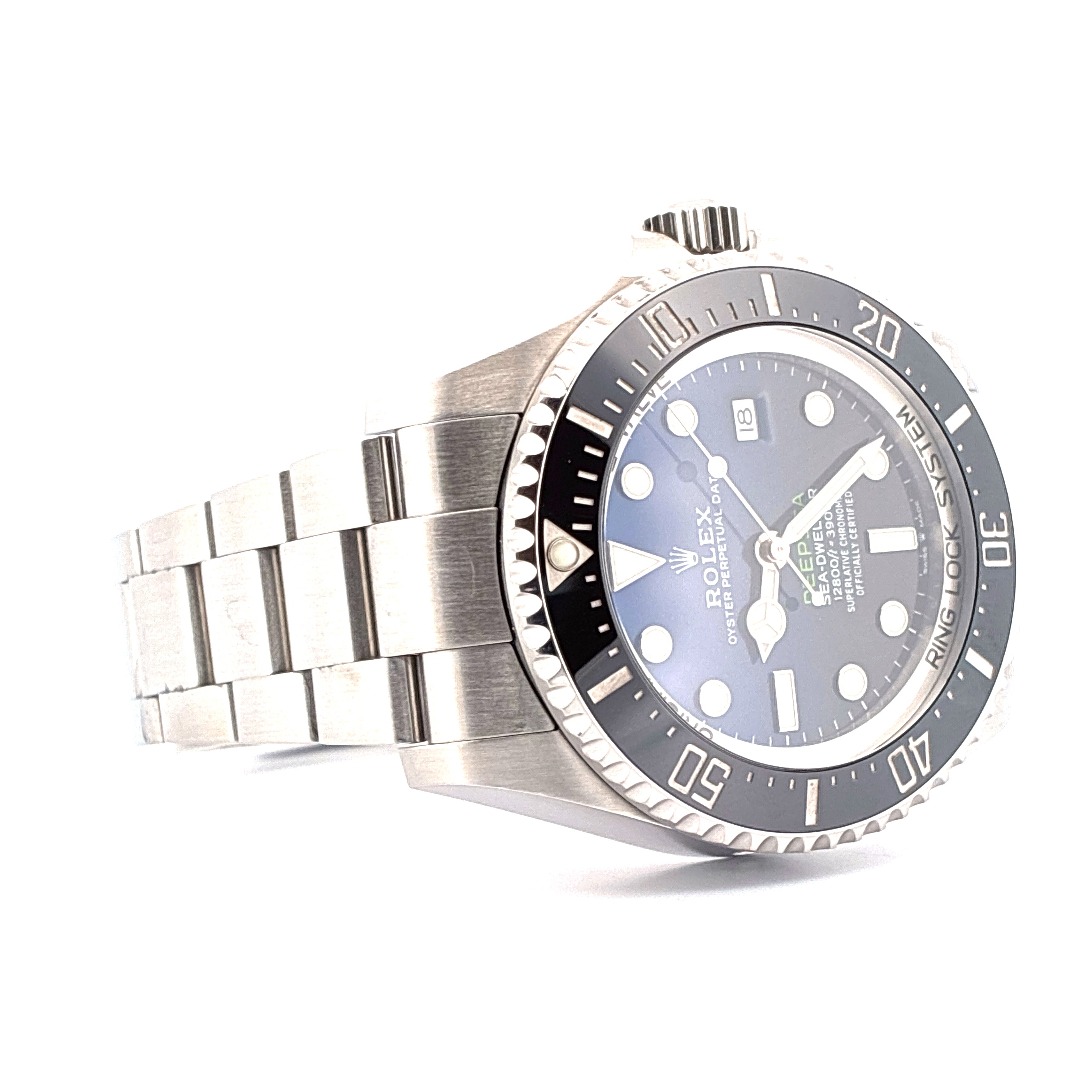 Rolex Sea-Dweller Deepsea 44mm aus Stahl mit blauem Zifferblatt in Seitenansicht auf weißem Hintergrund